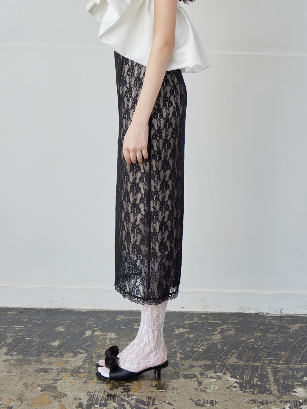 Ribbon embroidered lace tight skirt ブラック