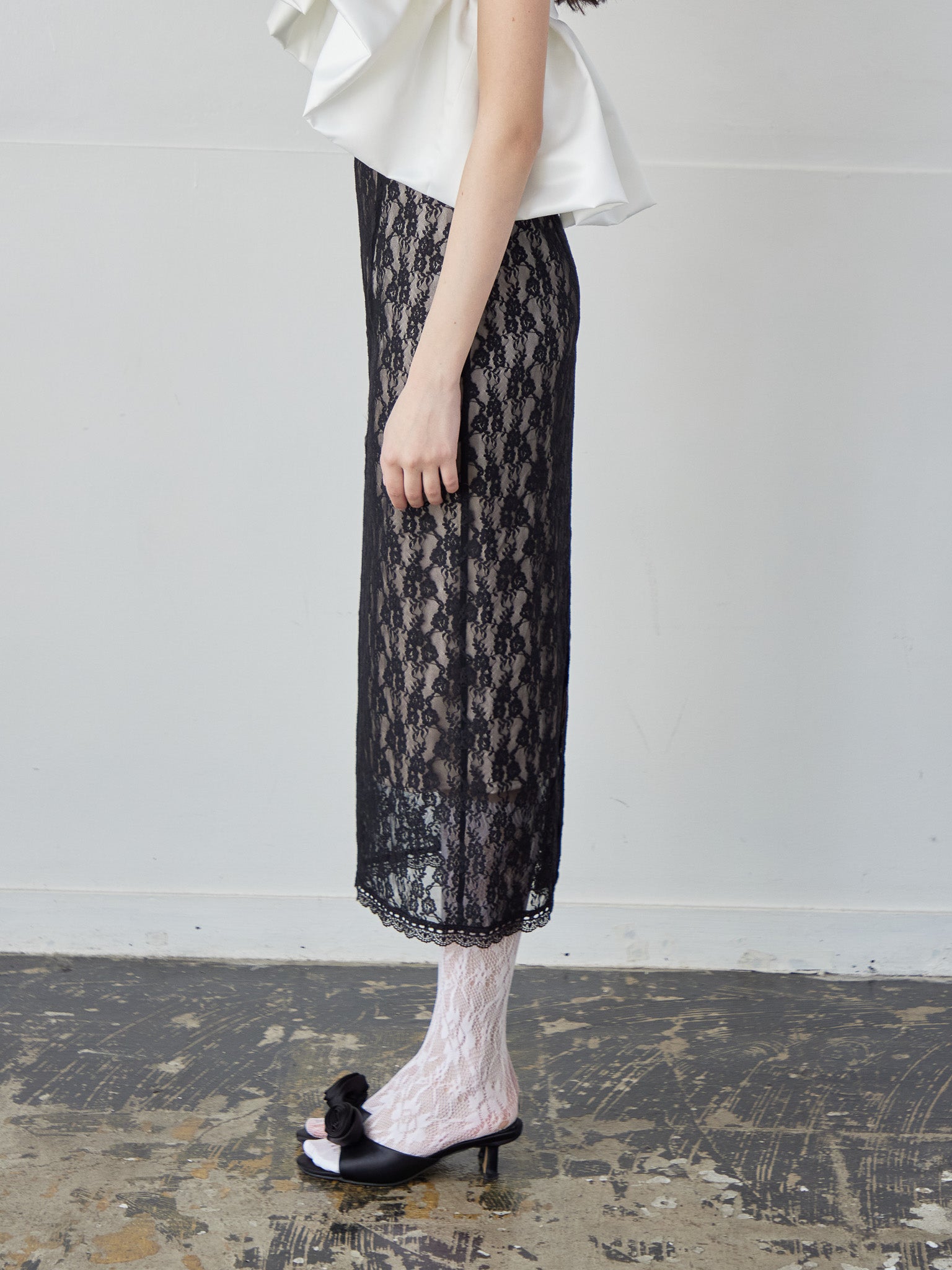 Ribbon embroidered lace tight skirt ブラック