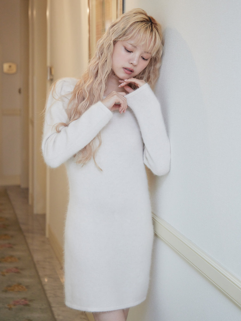 Back open shaggy knit mini dress ホワイト size:M model:163cm MINAMI