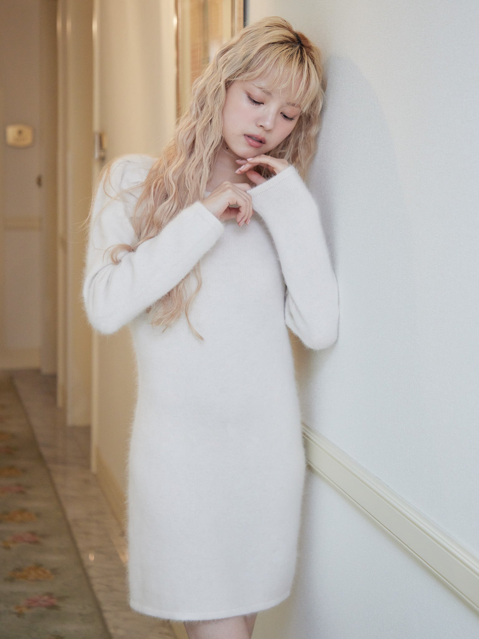 Back open shaggy knit mini dress ホワイト size:M model:163cm MINAMI