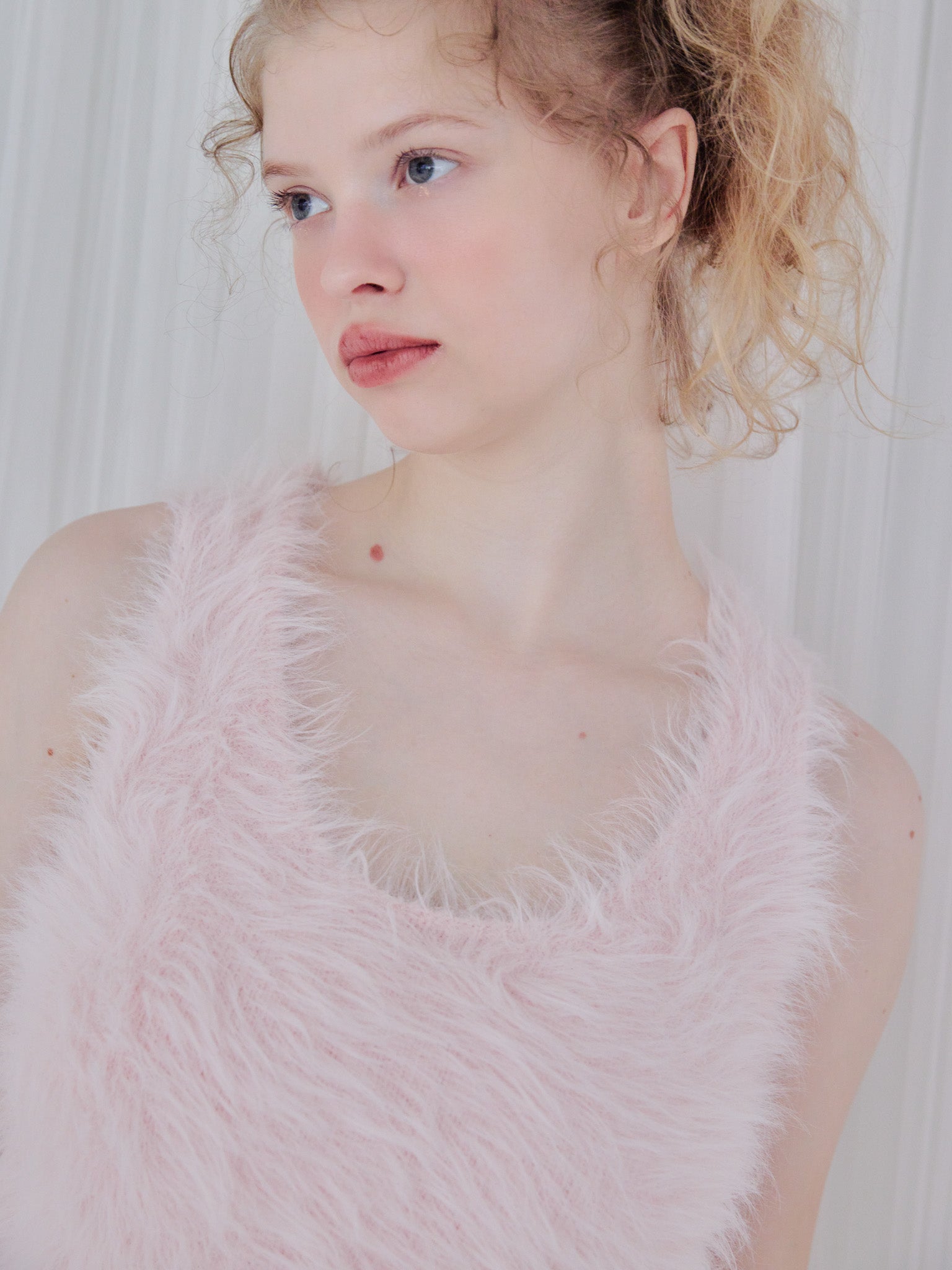 Back open shaggy knit tank top ピンク size:M model:173cm Olesia