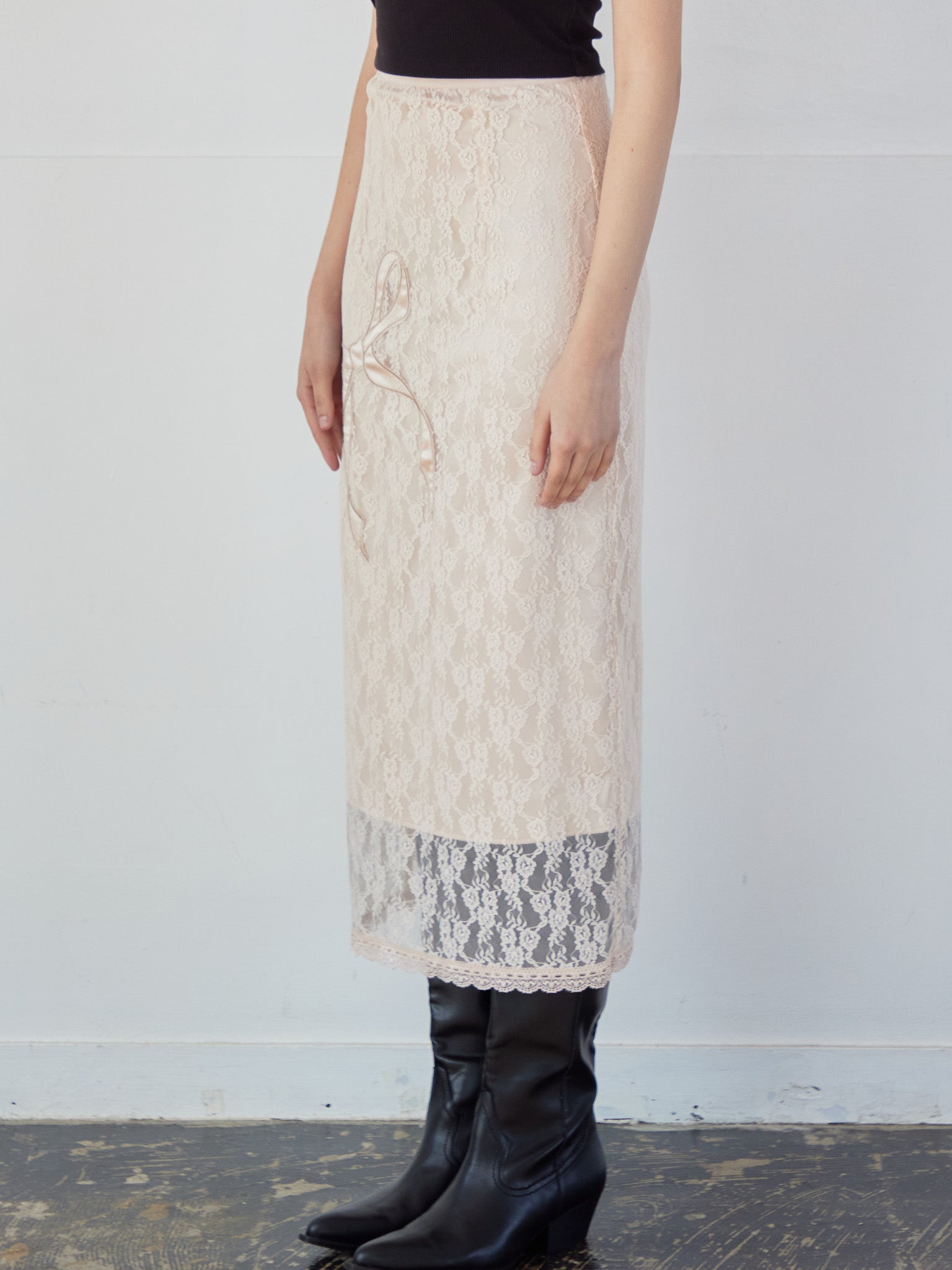 Ribbon embroidered lace tight skirt ピンク