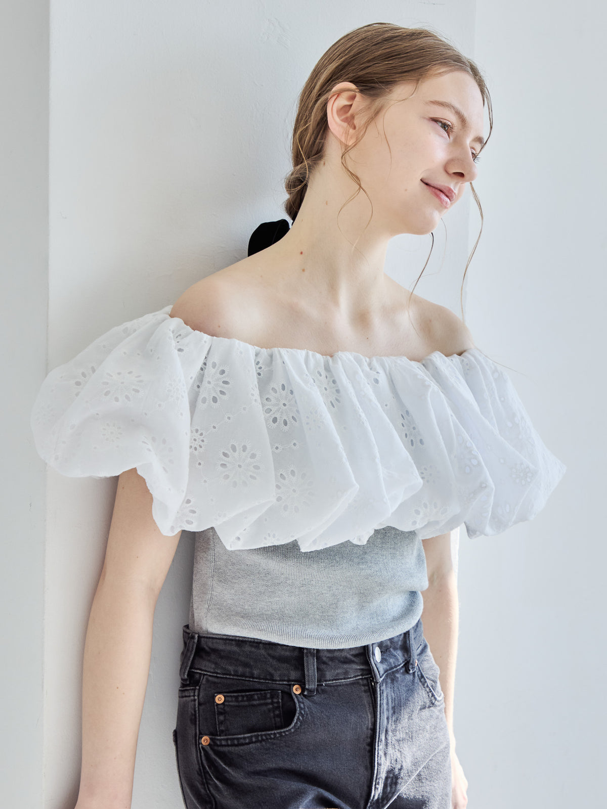 Embroidered balloon collar knit top