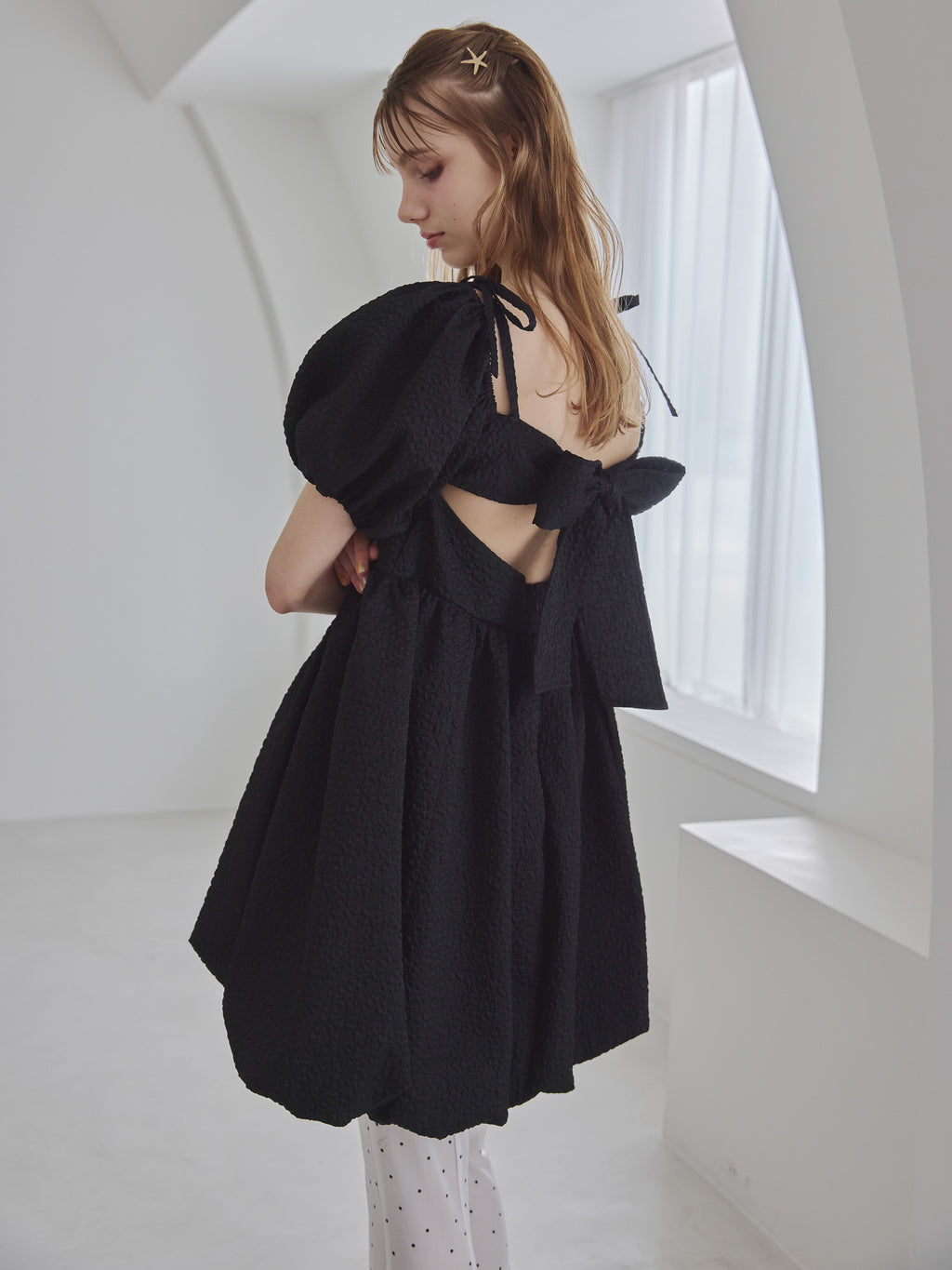Back ribbon embossed volume mini dress ブラック size:M model:175cm MARTA