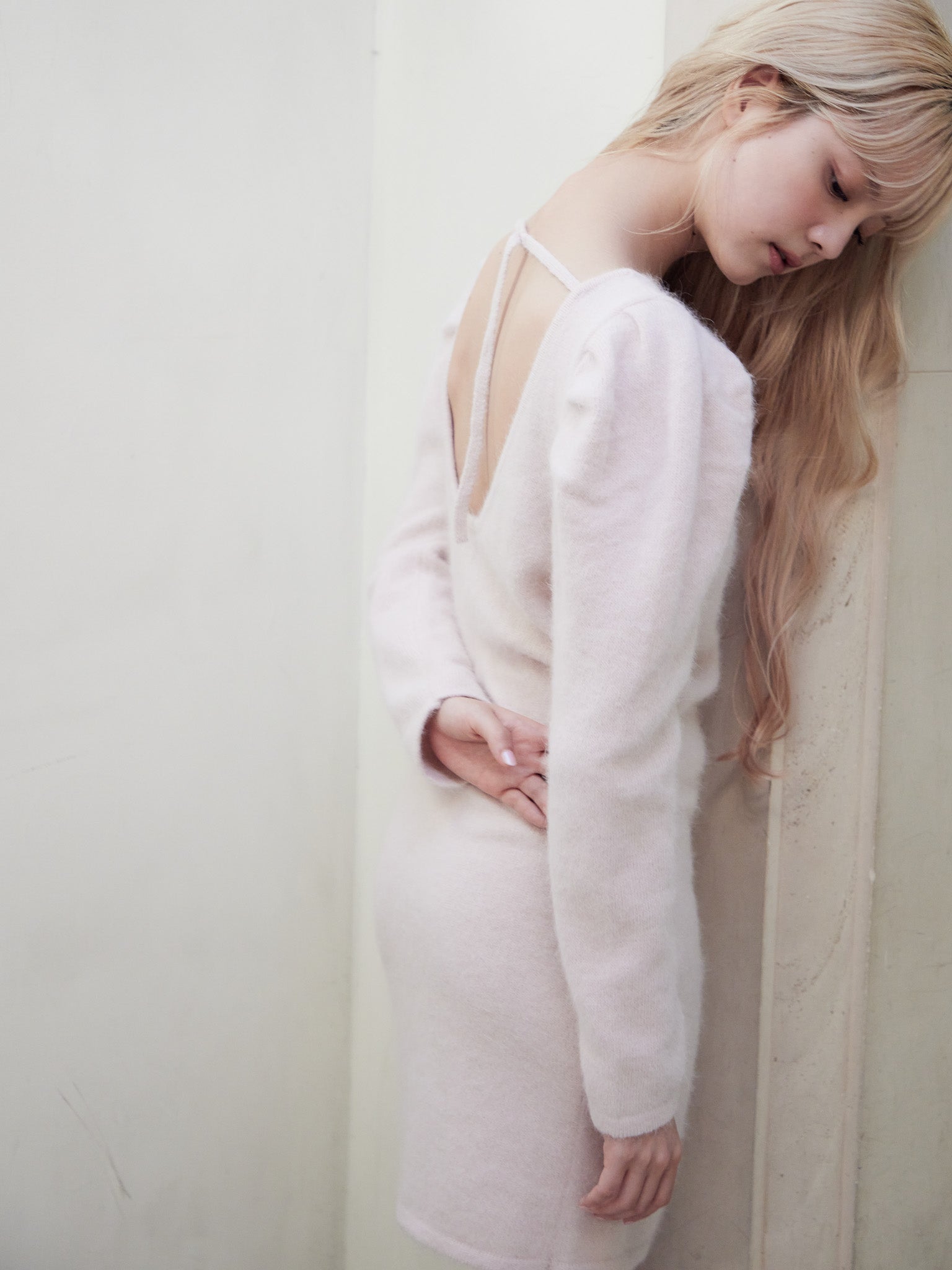 Back open shaggy knit mini dress ピンクベージュ size:M model:163cm MINAMI