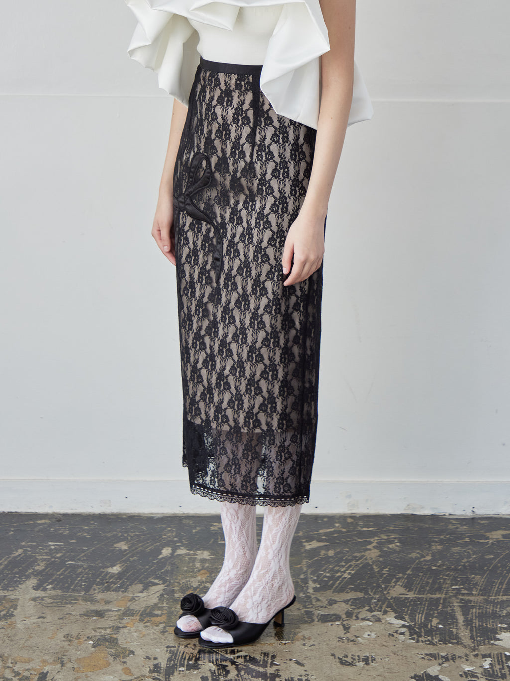 Ribbon embroidered lace tight skirt ブラック