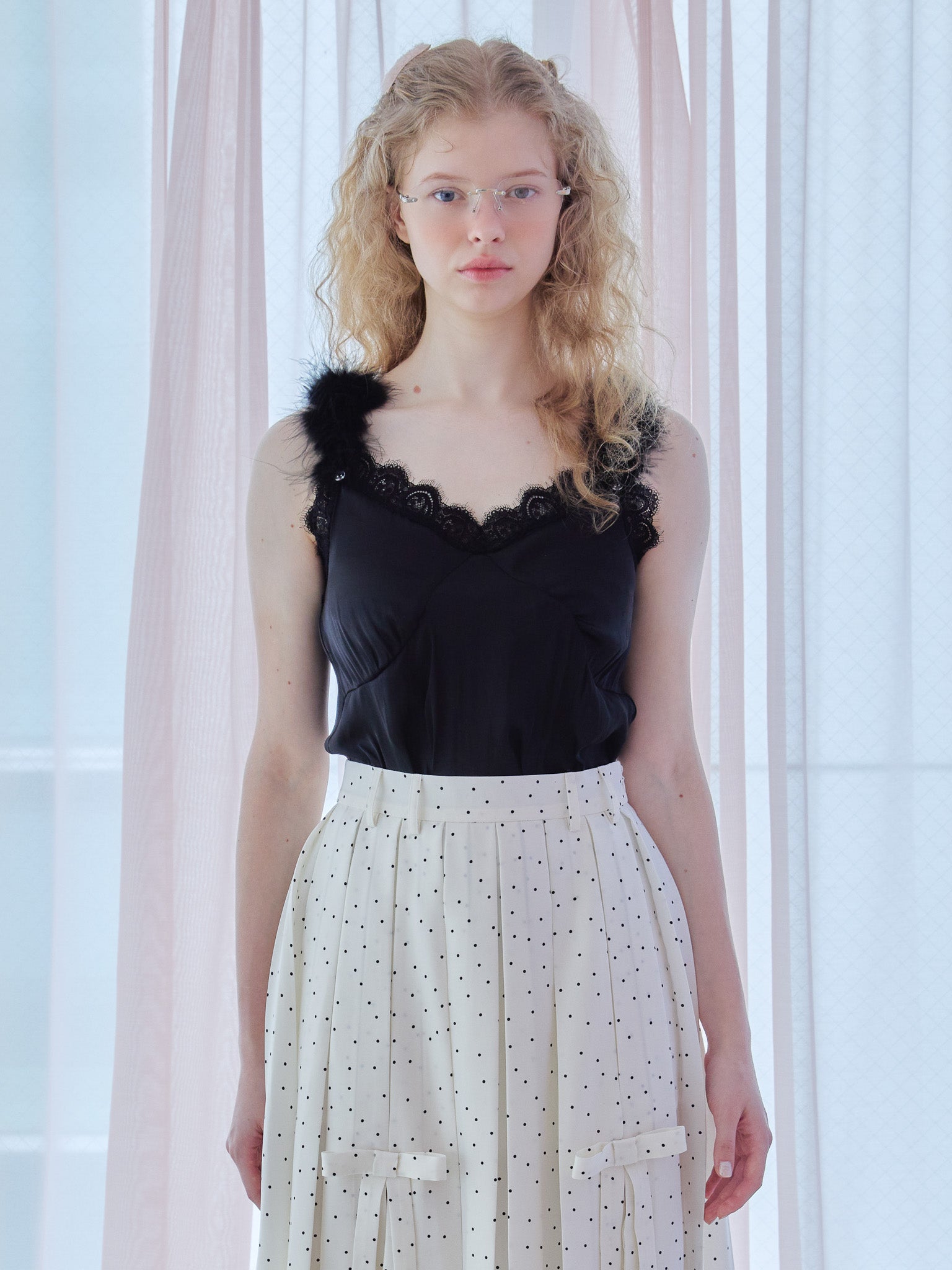 Fur shoulder satin camisole ブラック size:M model:173cm Olesia