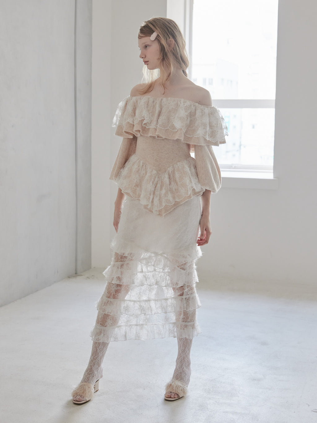 Shiny lace frill knit top ベージュ size:M model:173cm DASHA.G
