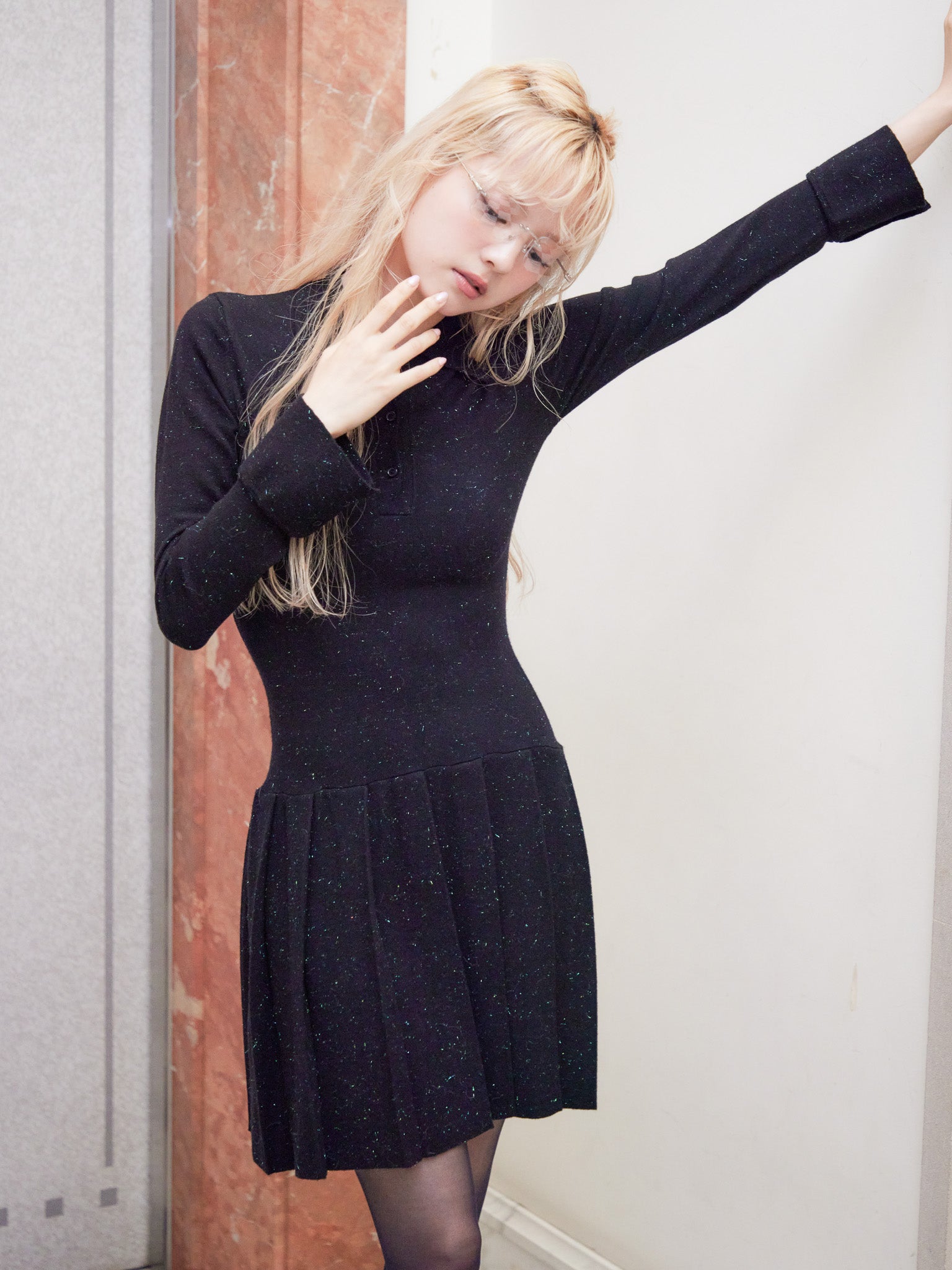 Low waist pleated glitter knit dress ブラック size:M model:163cm MINAMI