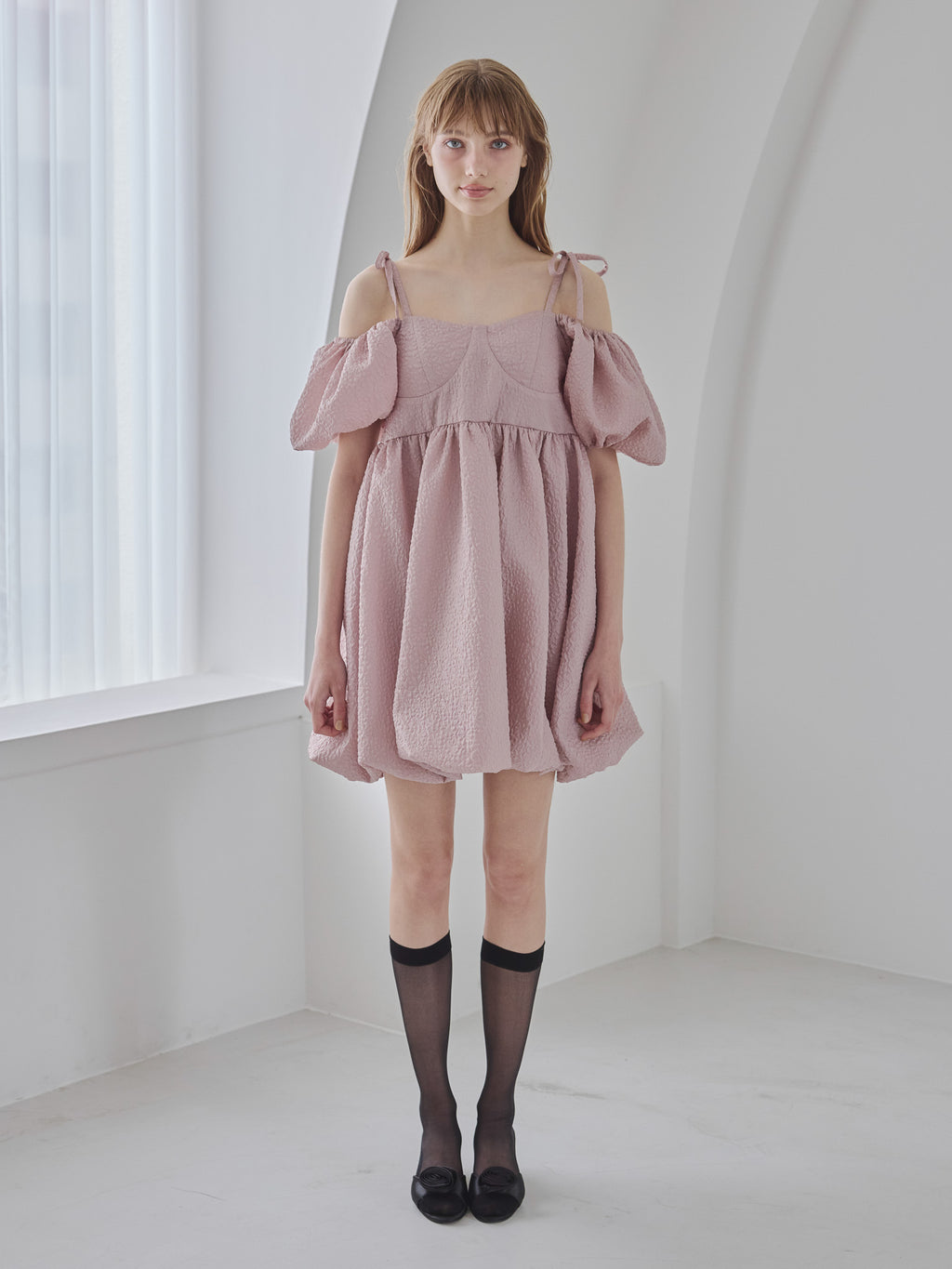 Back ribbon embossed volume mini dress ピンクベージュ size:M model:175cm MARTA