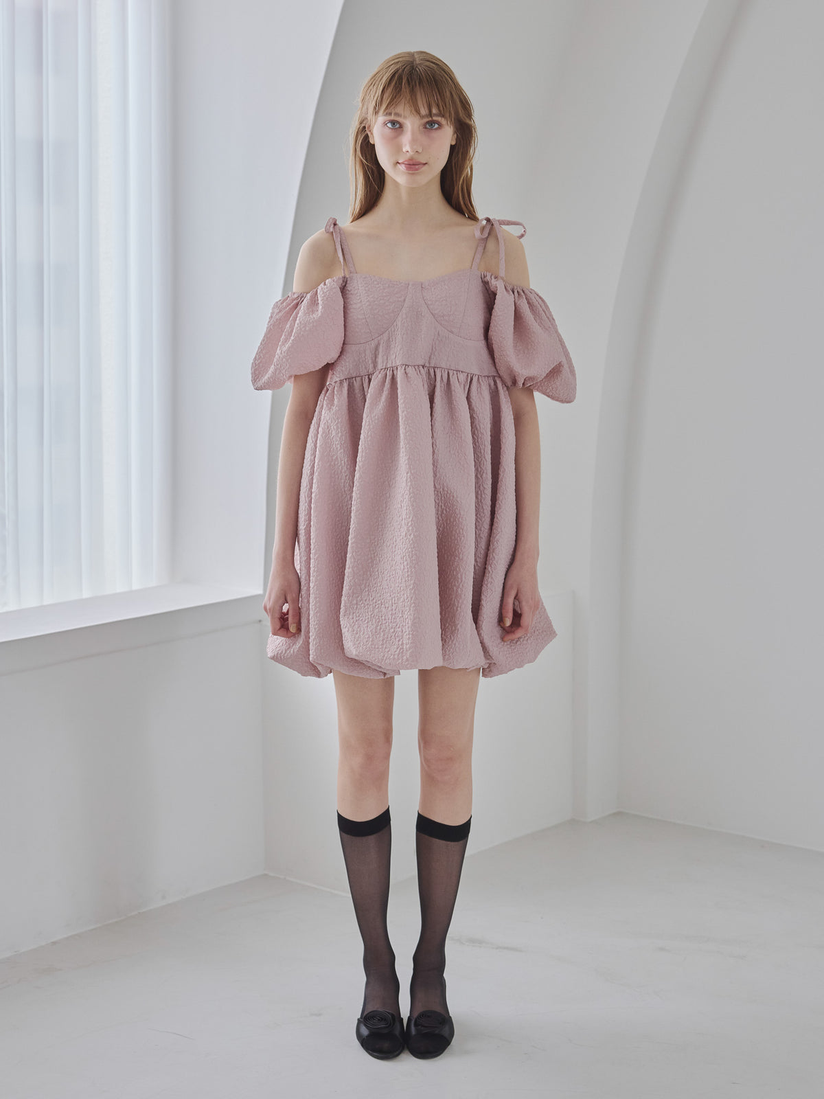 Back ribbon embossed volume mini dress ピンクベージュ size:M model:175cm MARTA
