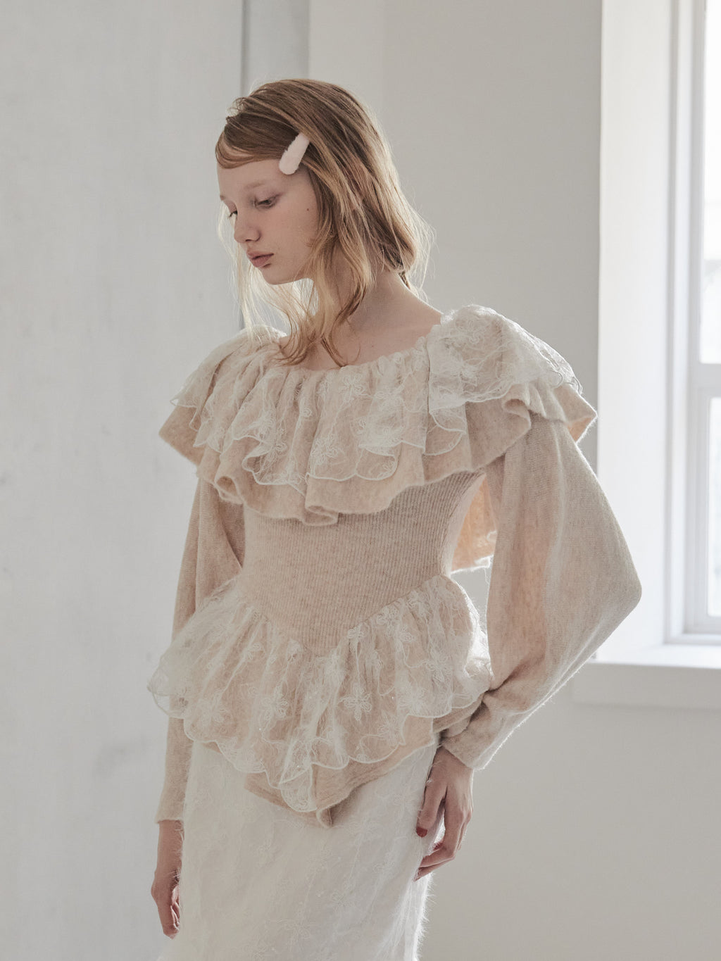 Shiny lace frill knit top ベージュ size:M model:173cm DASHA.G