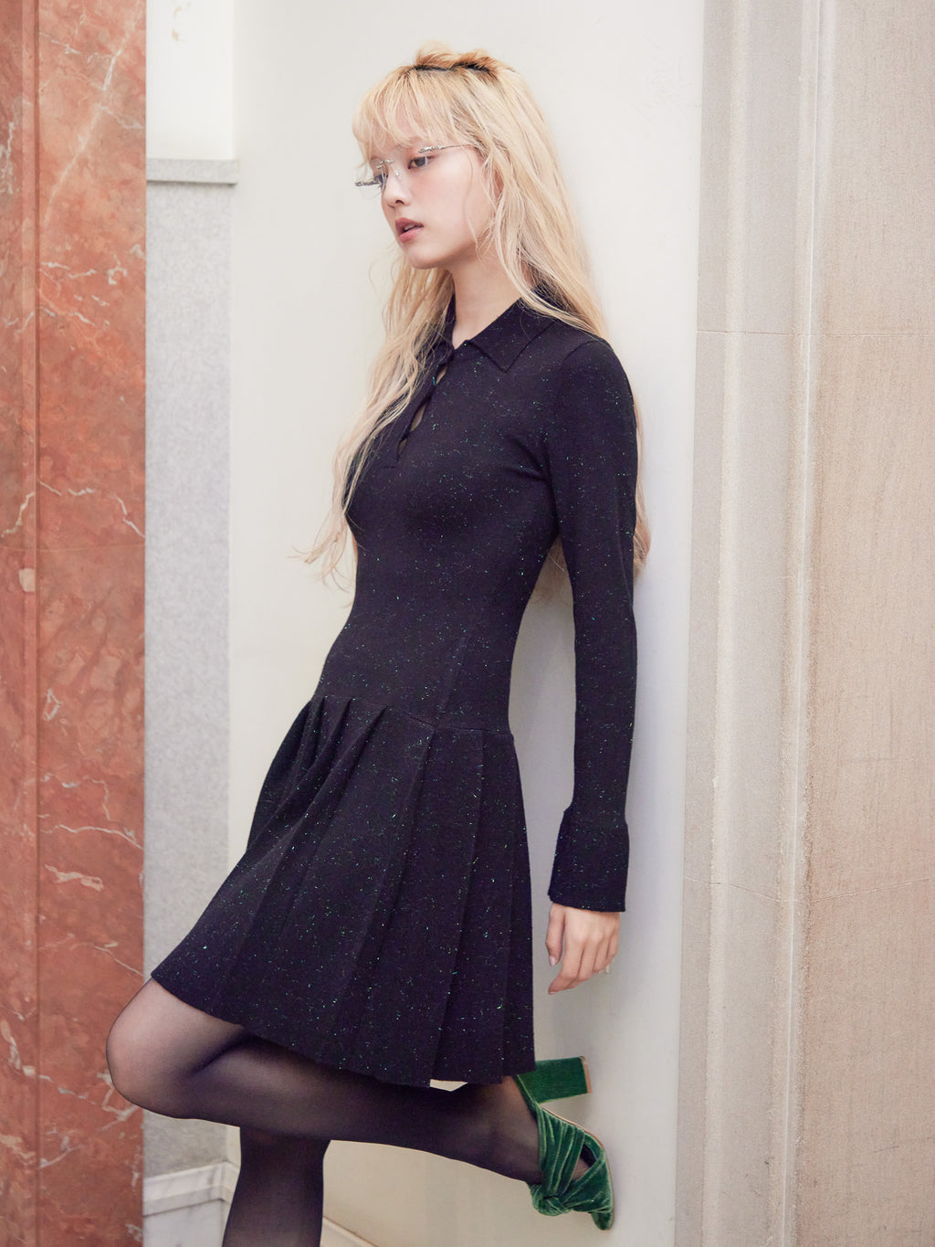 Low waist pleated glitter knit dress ブラック size:M model:163cm MINAMI