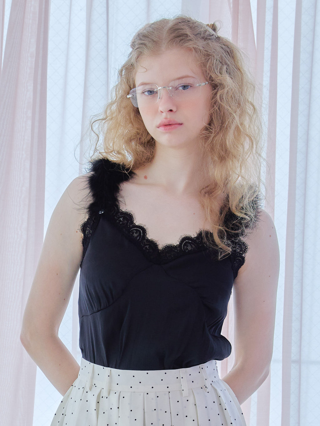Fur shoulder satin camisole ブラック size:M model:173cm Olesia