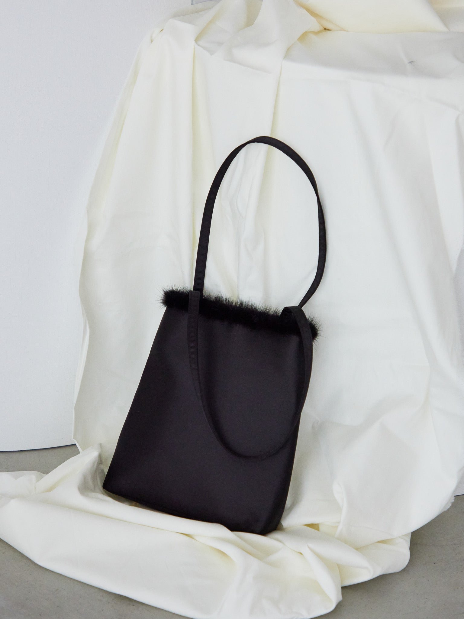 Fur satin bag ブラック