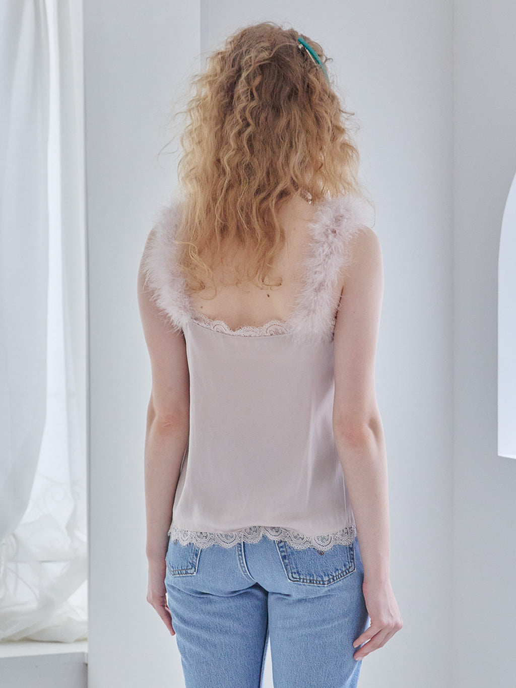 Fur shoulder satin camisole ピンクベージュ size:M model:173cm Olesia