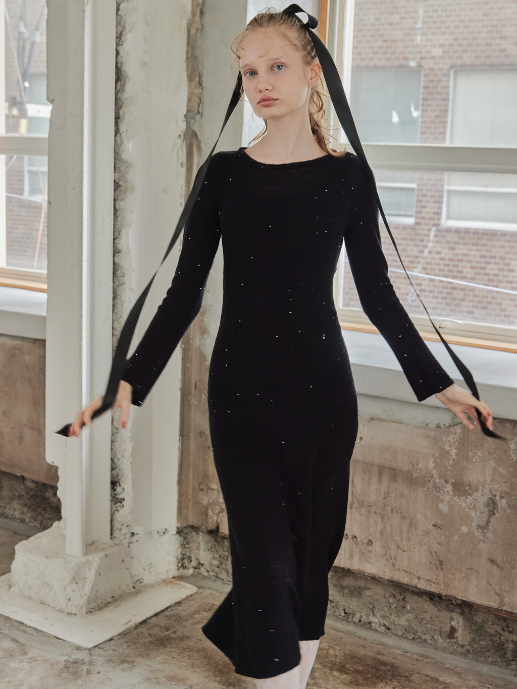 Back open shiny knit dress ブラック size:M model:173cm DASHA.G