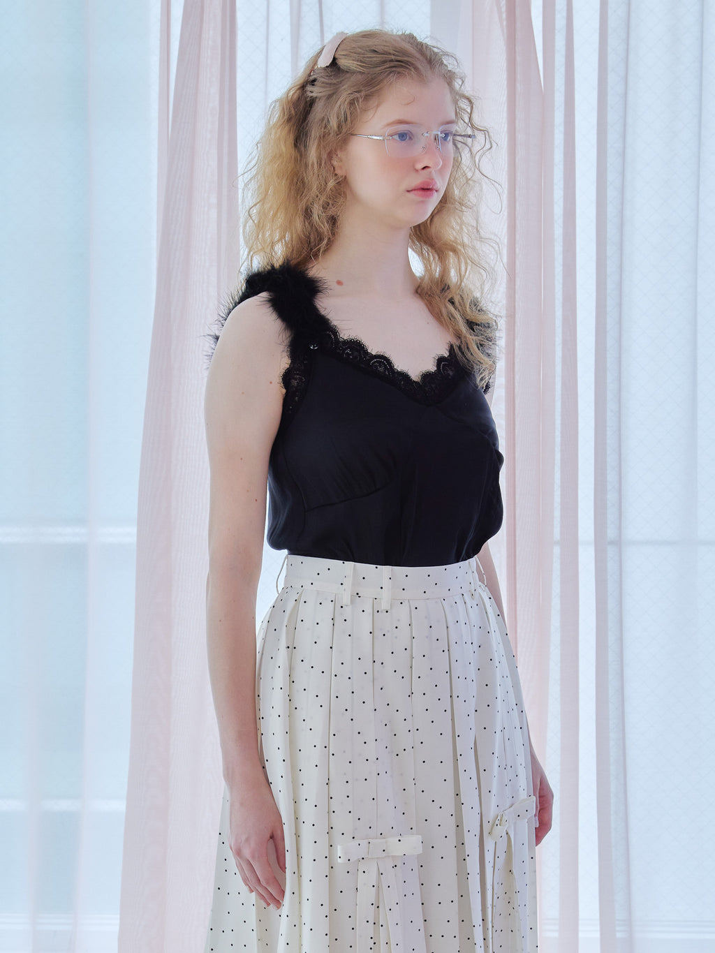 Fur shoulder satin camisole ブラック size:M model:173cm Olesia