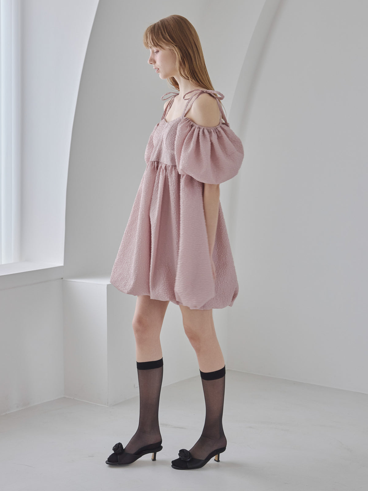 Back ribbon embossed volume mini dress ピンクベージュ size:M model:175cm MARTA