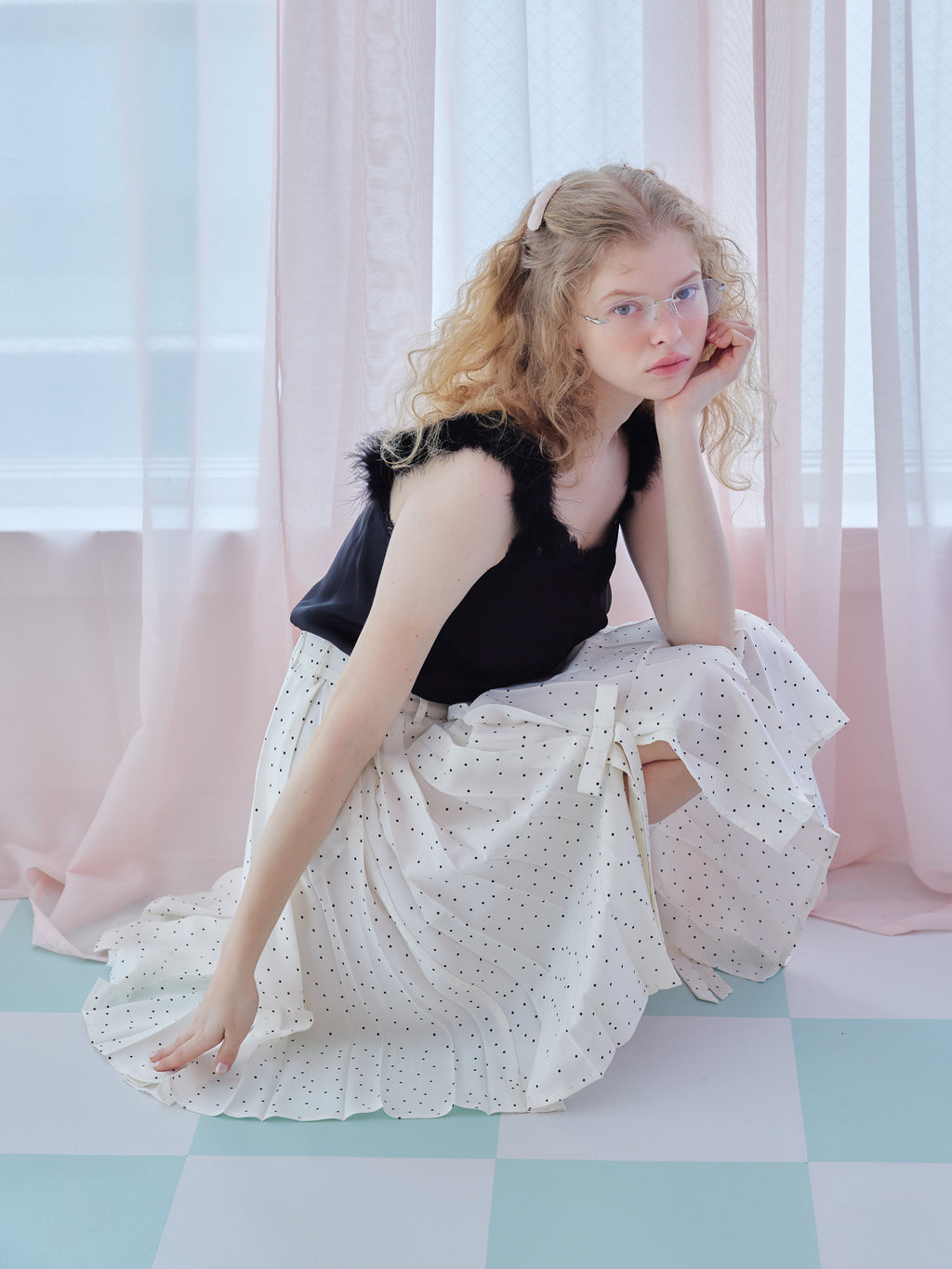 Fur shoulder satin camisole ブラック size:M model:173cm Olesia