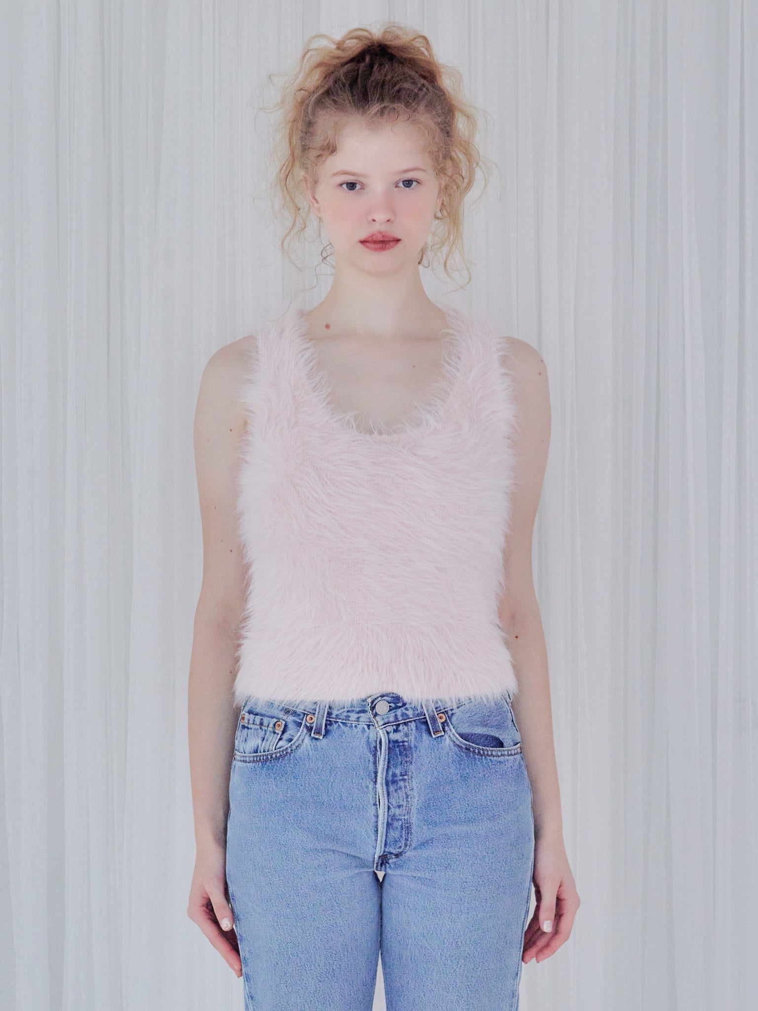 Back open shaggy knit tank top ピンク size:M model:173cm Olesia