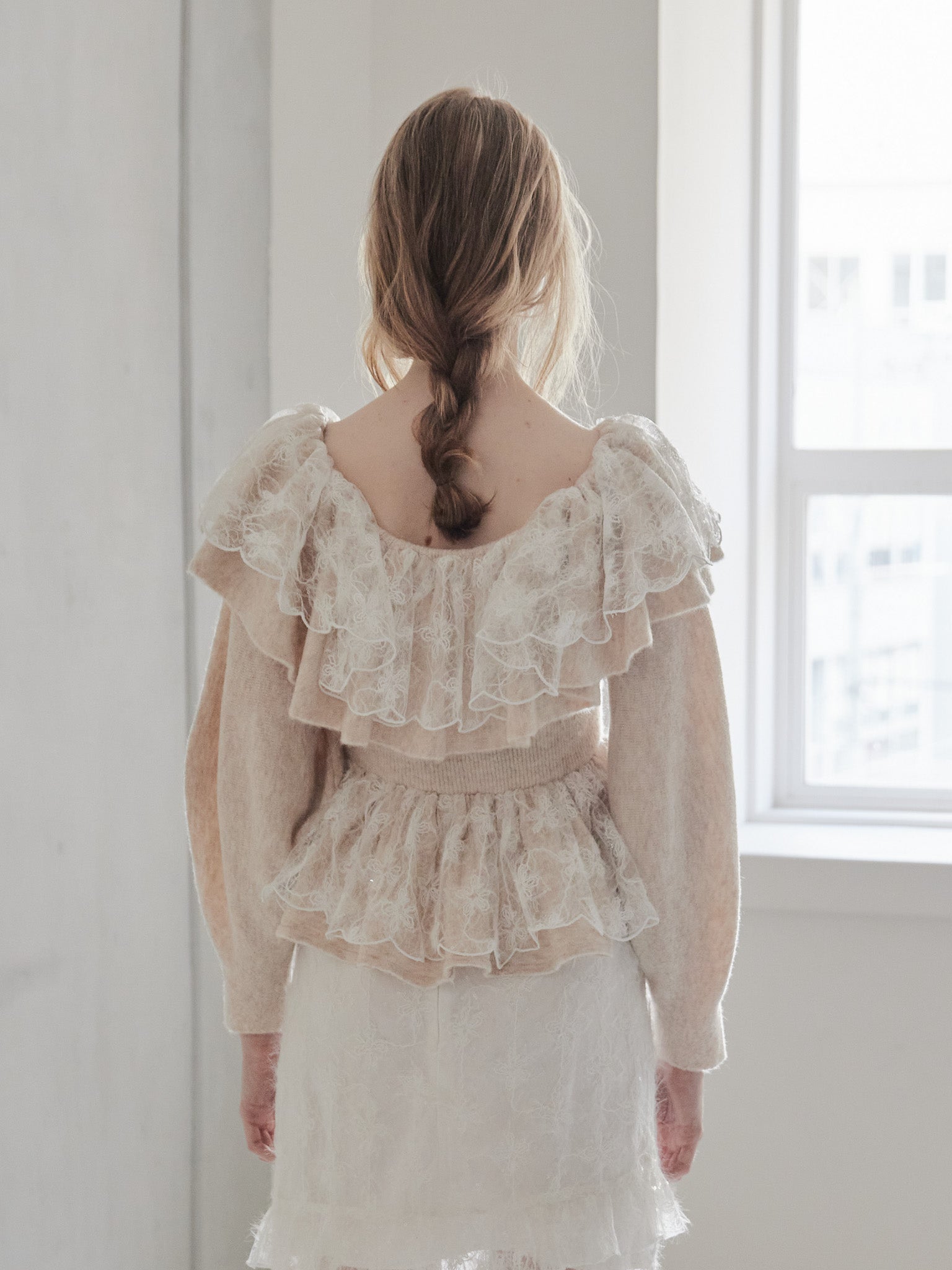 Shiny lace frill knit top ベージュ size:M model:173cm DASHA.G