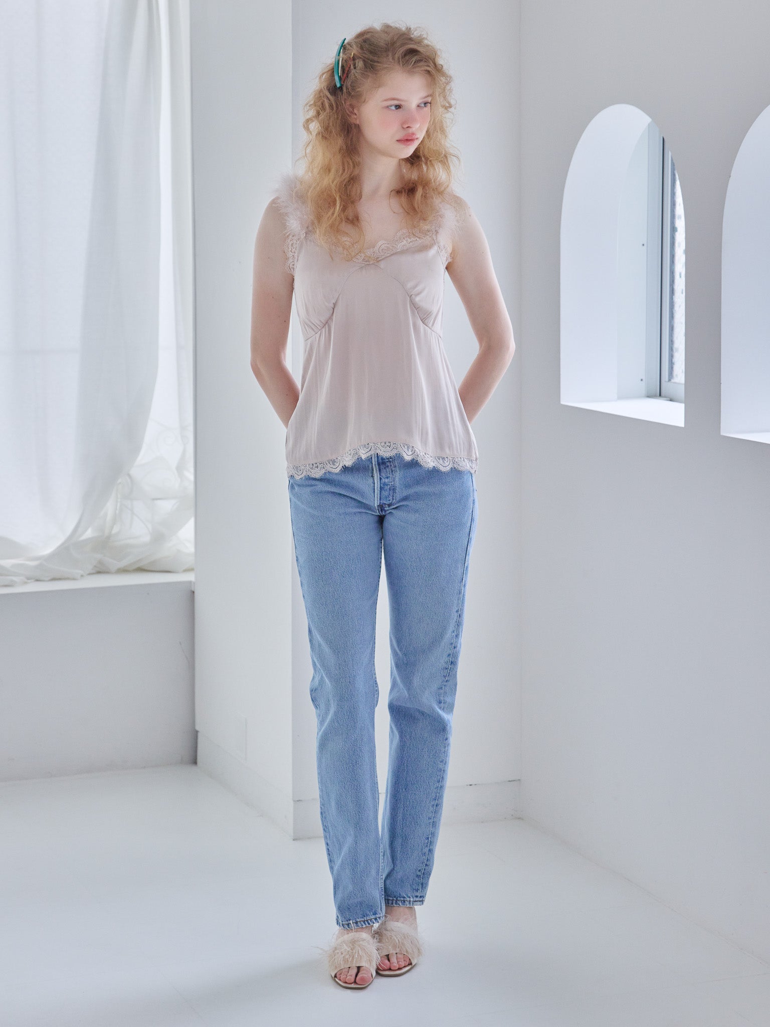 Fur shoulder satin camisole ピンクベージュ size:M model:173cm Olesia