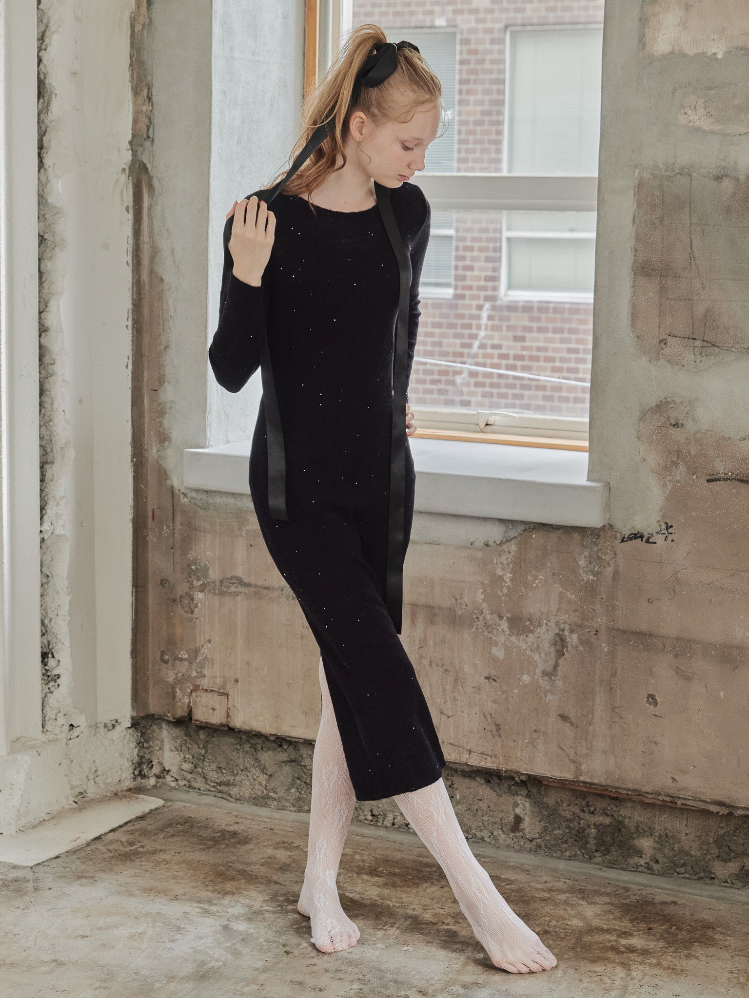 Back open shiny knit dress ブラック size:M model:173cm DASHA.G