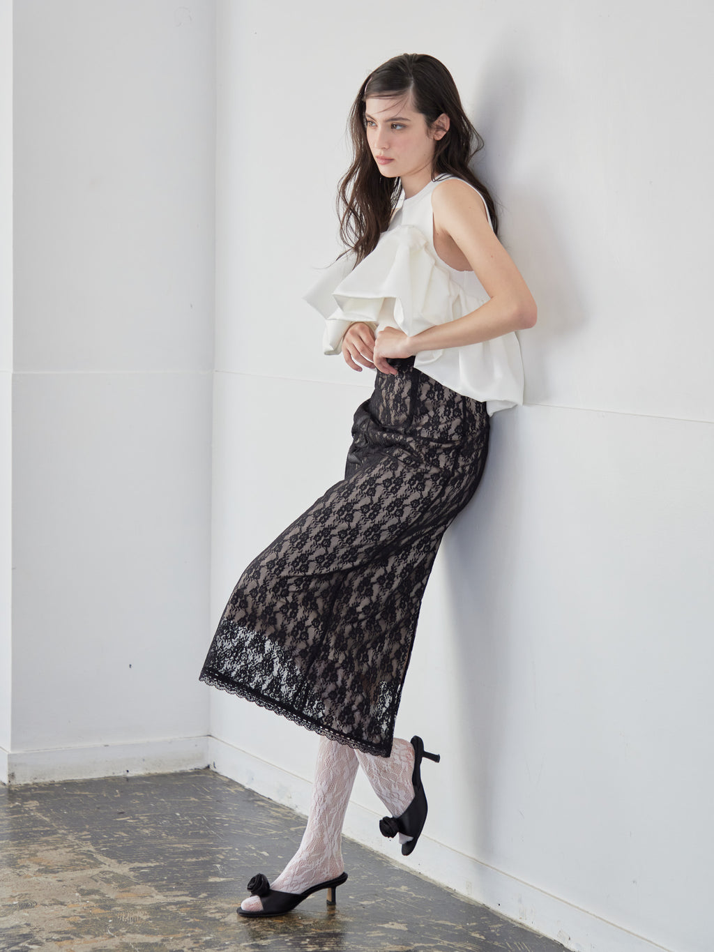 Ribbon embroidered lace tight skirt ブラック