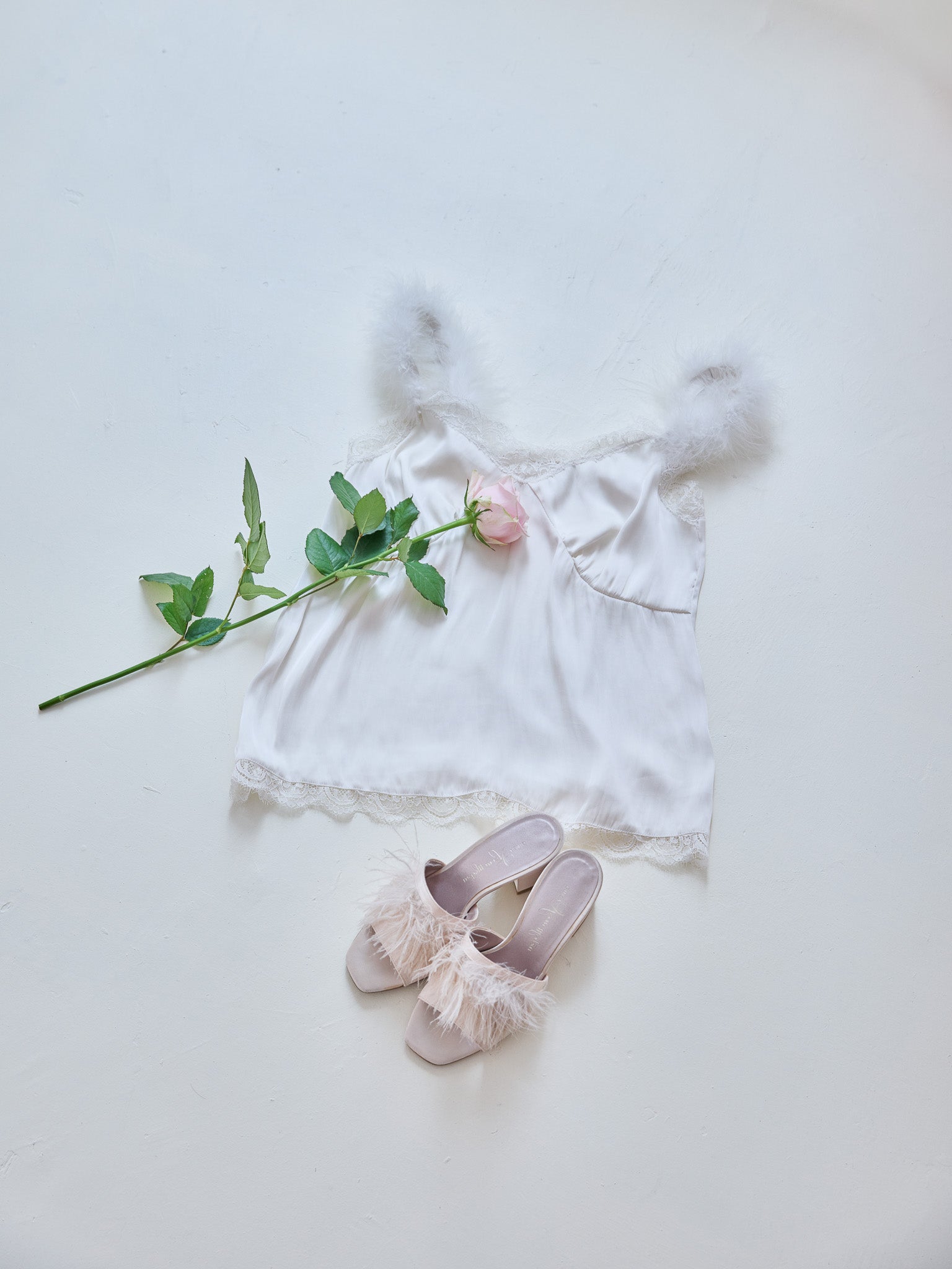 Fur shoulder satin camisole ホワイト size:M model:173cm Olesia