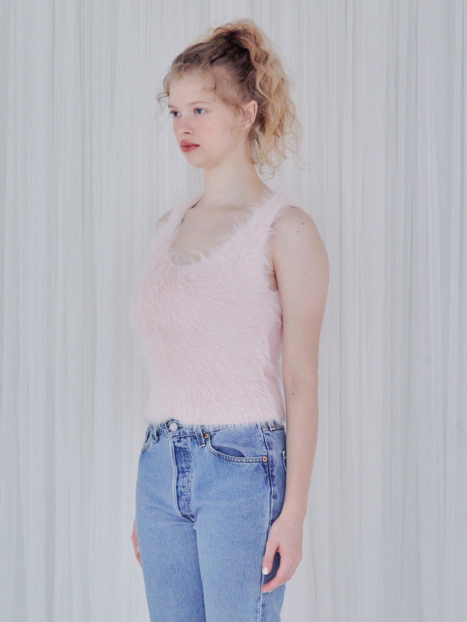 Back open shaggy knit tank top ピンク size:M model:173cm Olesia