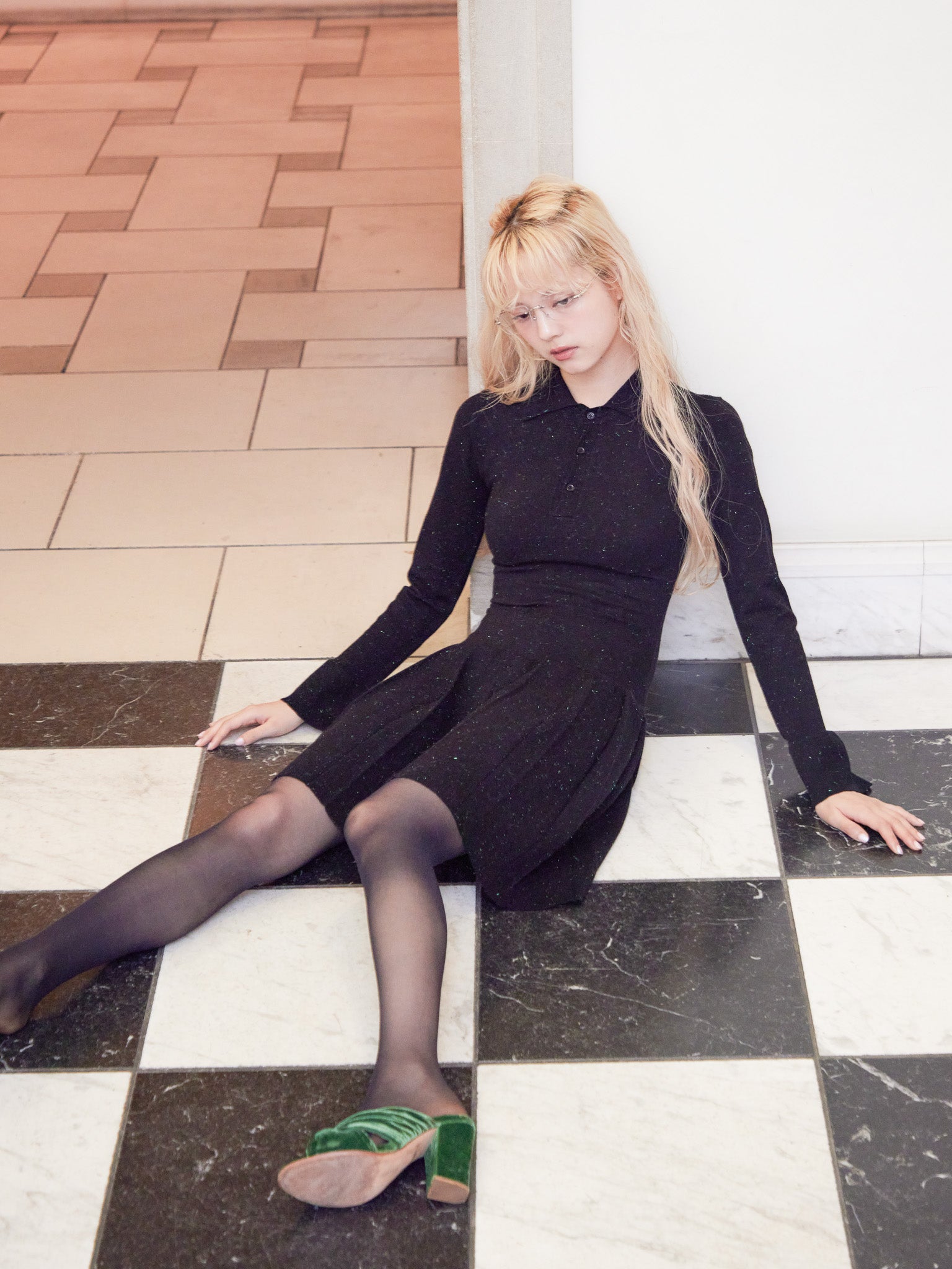 Low waist pleated glitter knit dress ブラック size:M model:163cm MINAMI