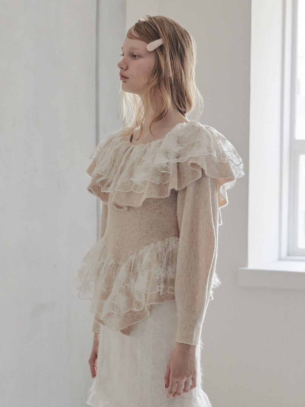 Shiny lace frill knit top ベージュ size:M model:173cm DASHA.G