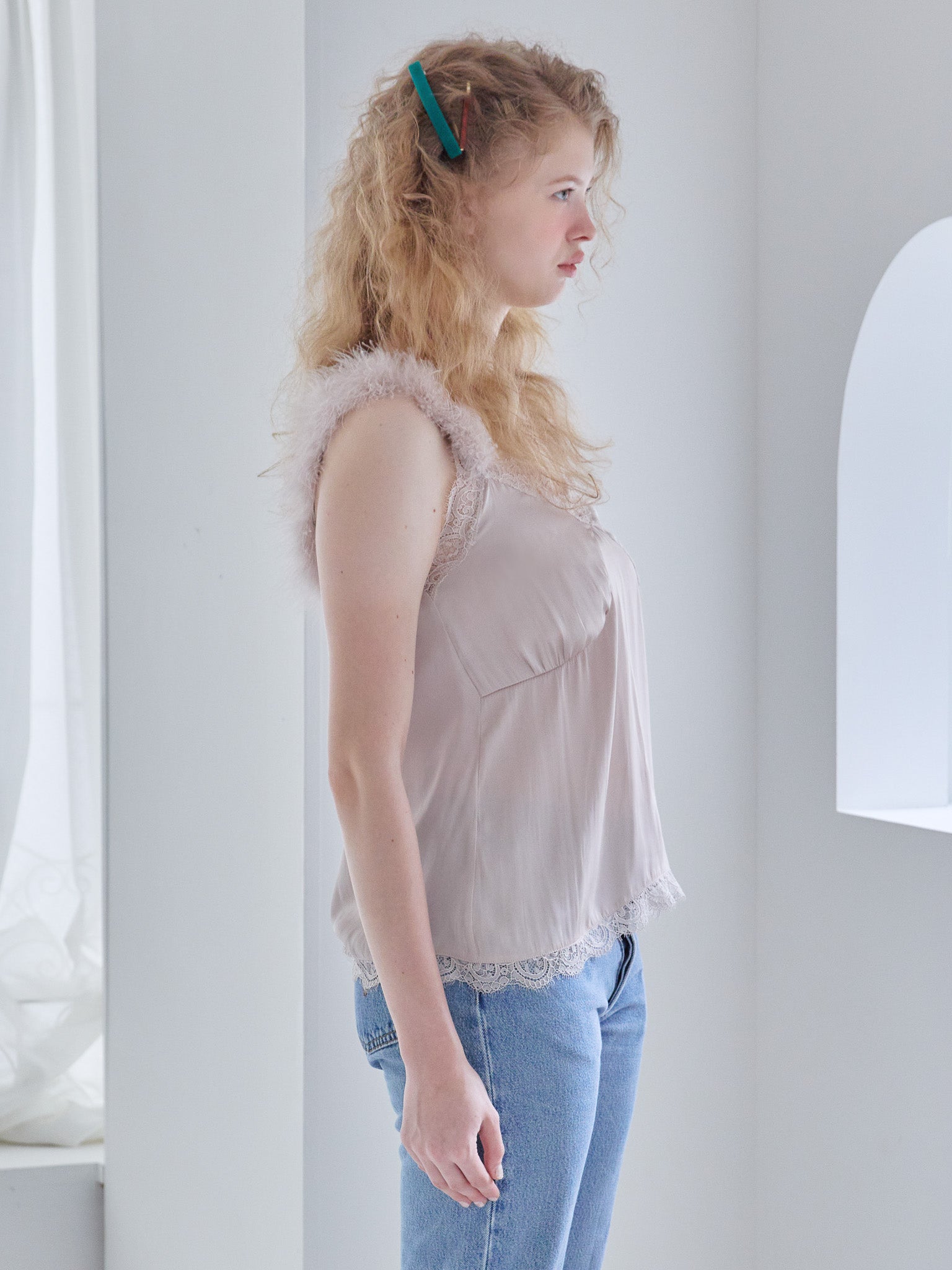Fur shoulder satin camisole ピンクベージュ size:M model:173cm Olesia