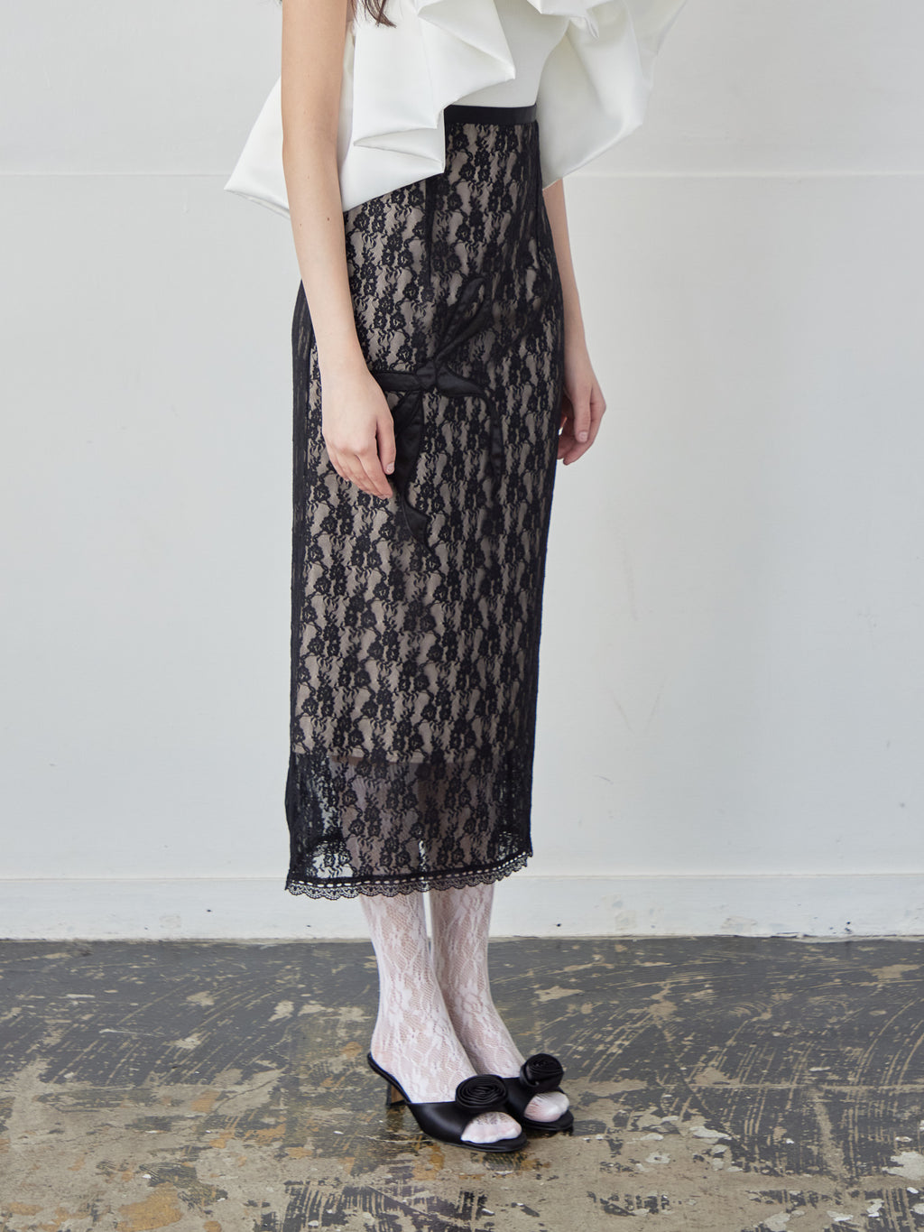 Ribbon embroidered lace tight skirt ブラック
