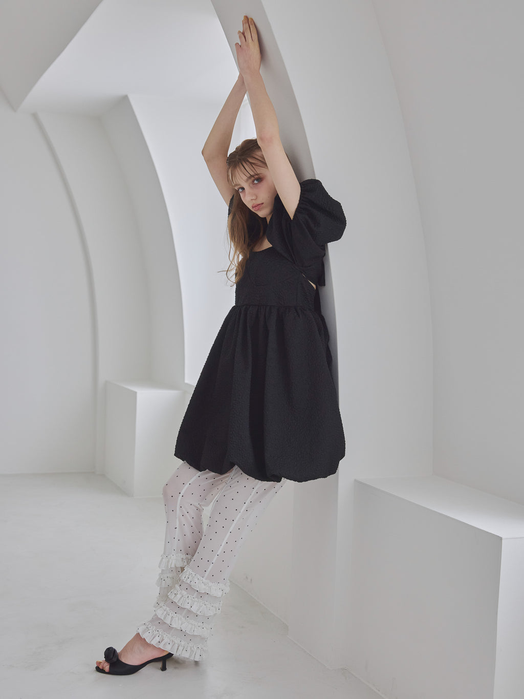 Back ribbon embossed volume mini dress ブラック size:M model:175cm MARTA