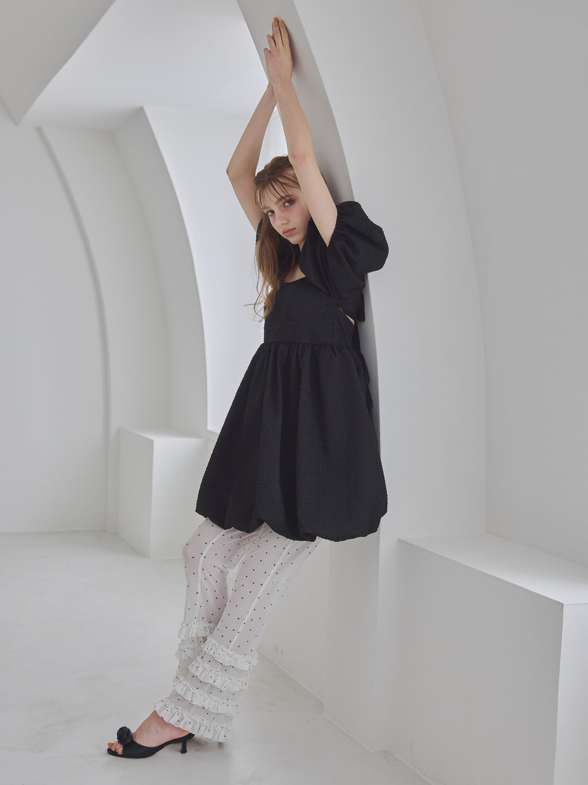 Back ribbon embossed volume mini dress ブラック size:M model:175cm MARTA