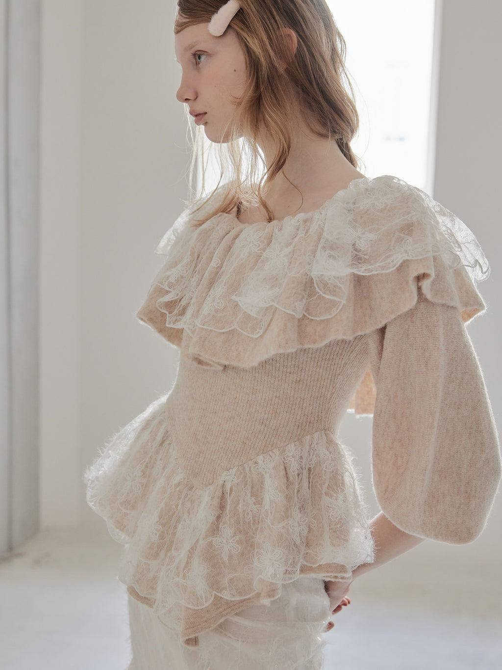 Shiny lace frill knit top ベージュ size:M model:173cm DASHA.G