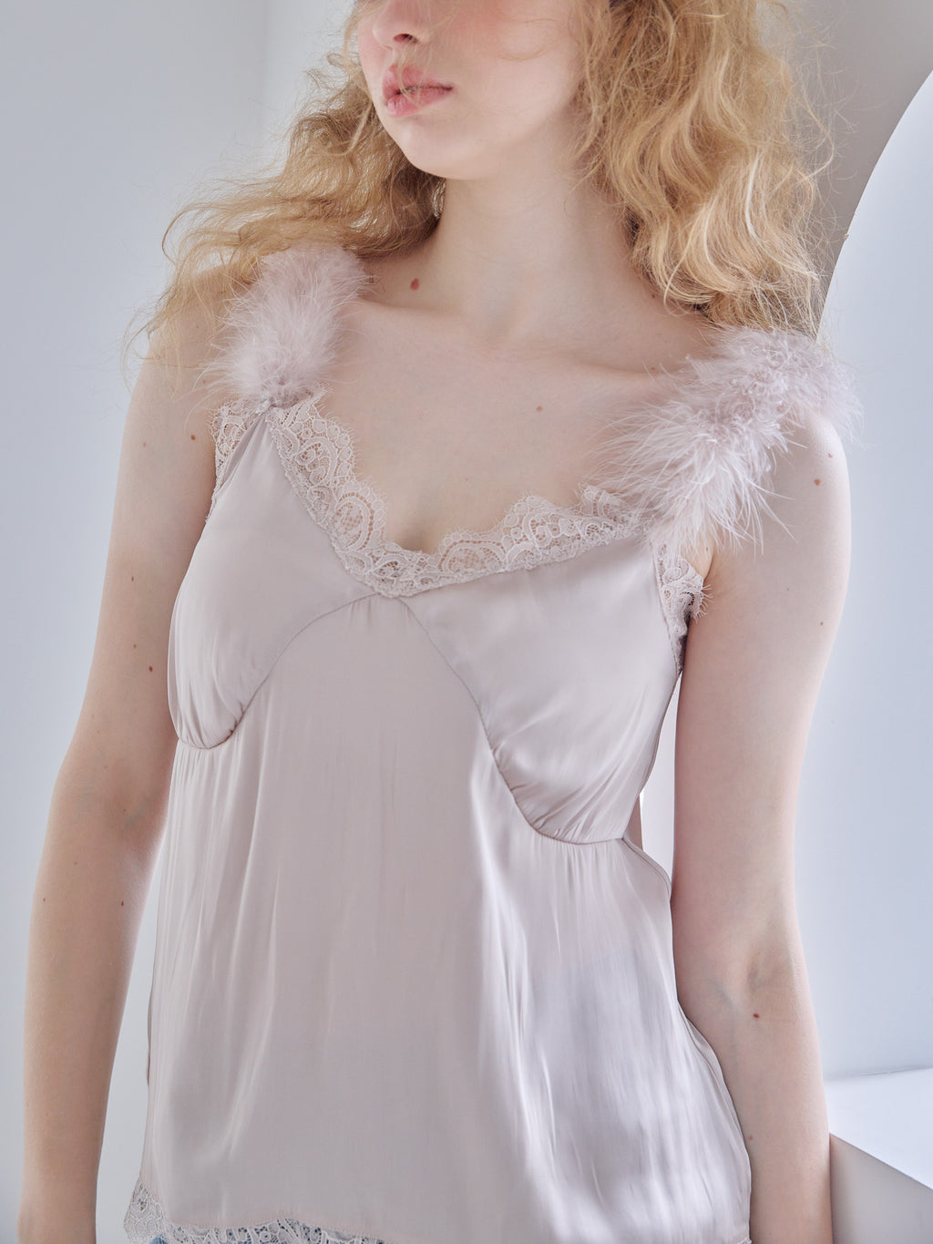 Fur shoulder satin camisole ピンクベージュ size:M model:173cm Olesia