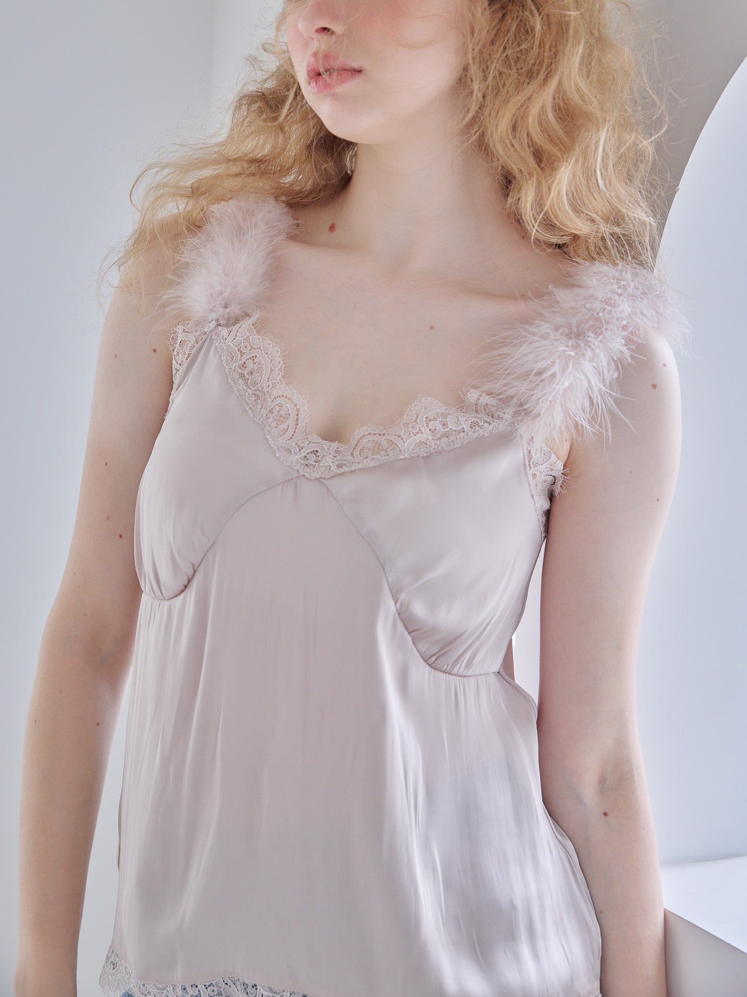 Fur shoulder satin camisole ピンクベージュ size:M model:173cm Olesia