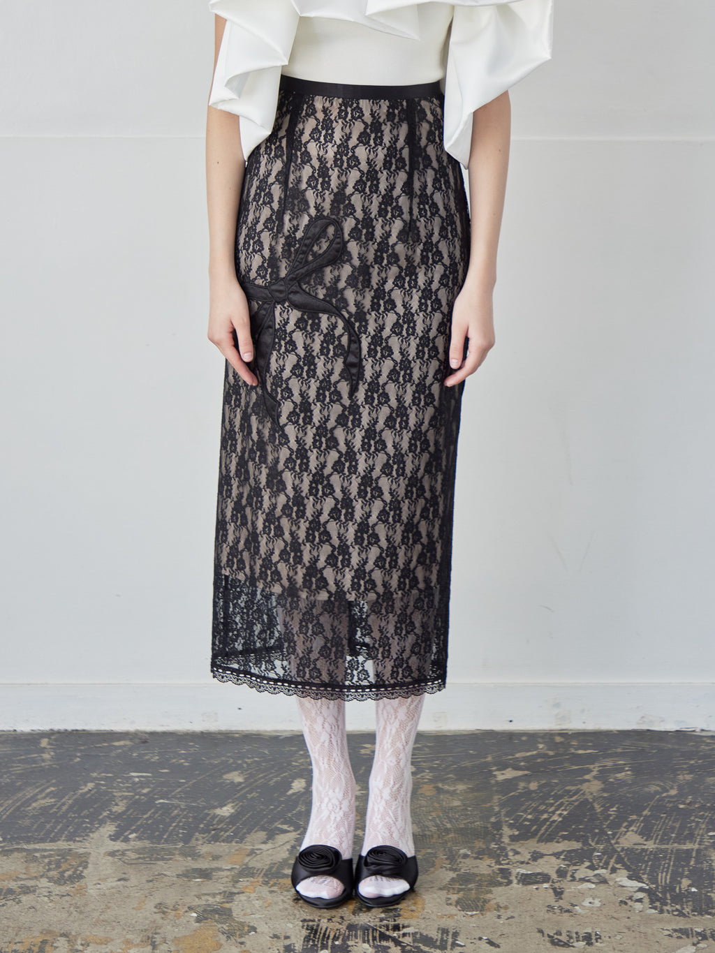 Ribbon embroidered lace tight skirt ブラック