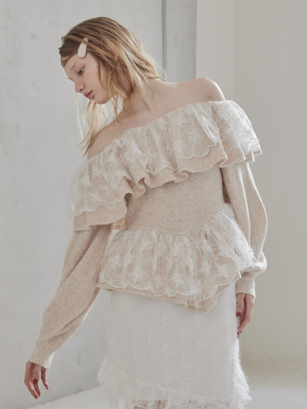 Shiny lace frill knit top ベージュ size:M model:173cm DASHA.G