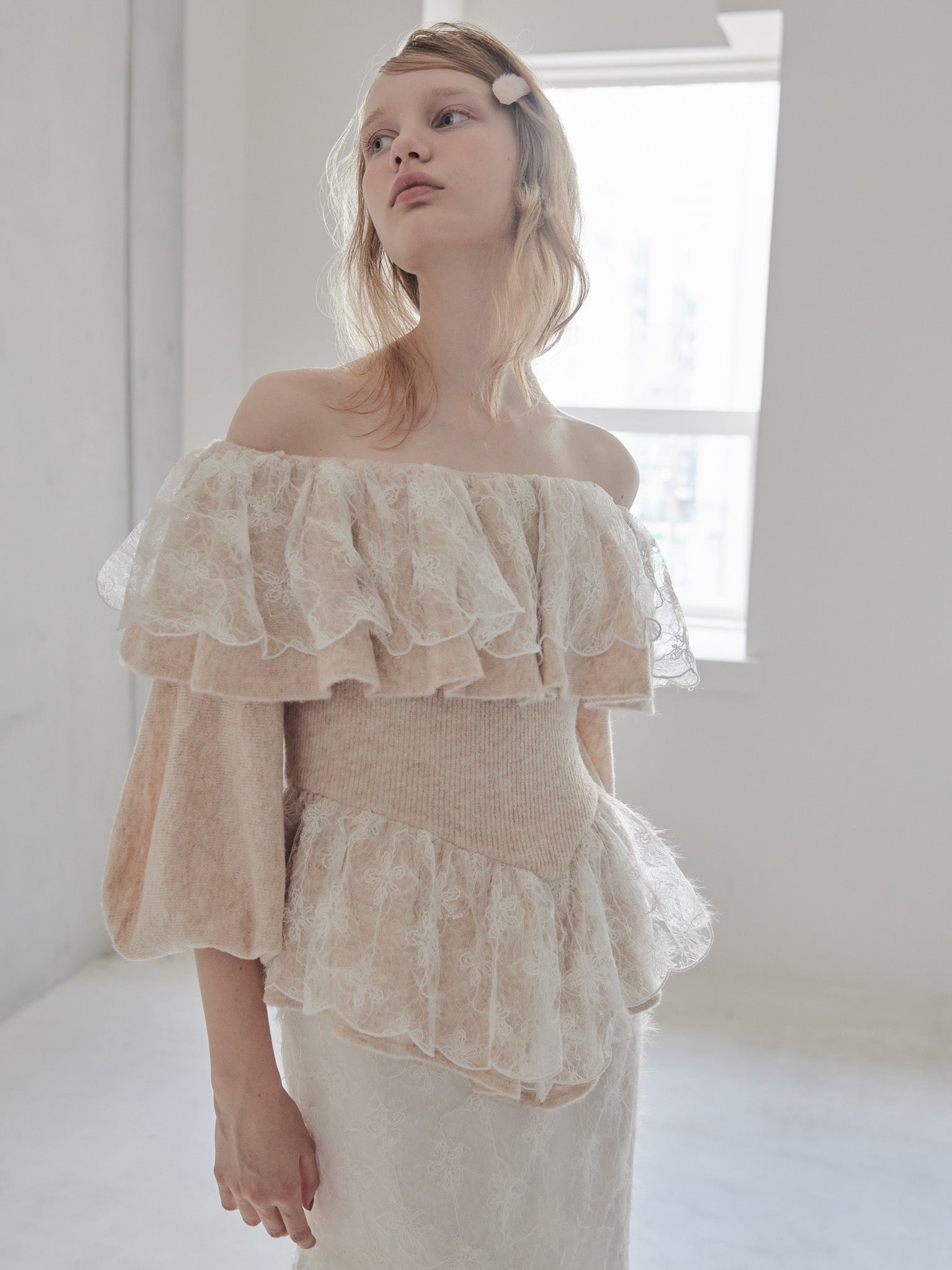 Shiny lace frill knit top ベージュ size:M model:173cm DASHA.G