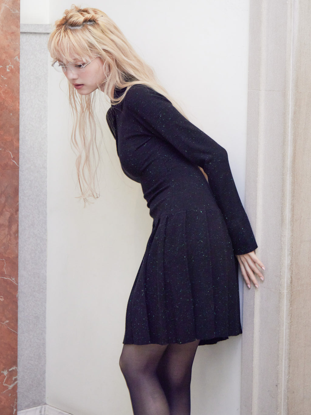 Low waist pleated glitter knit dress ブラック size:M model:163cm MINAMI
