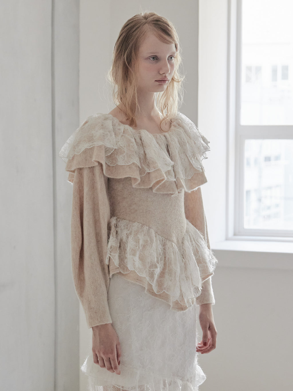 Shiny lace frill knit top ベージュ size:M model:173cm DASHA.G