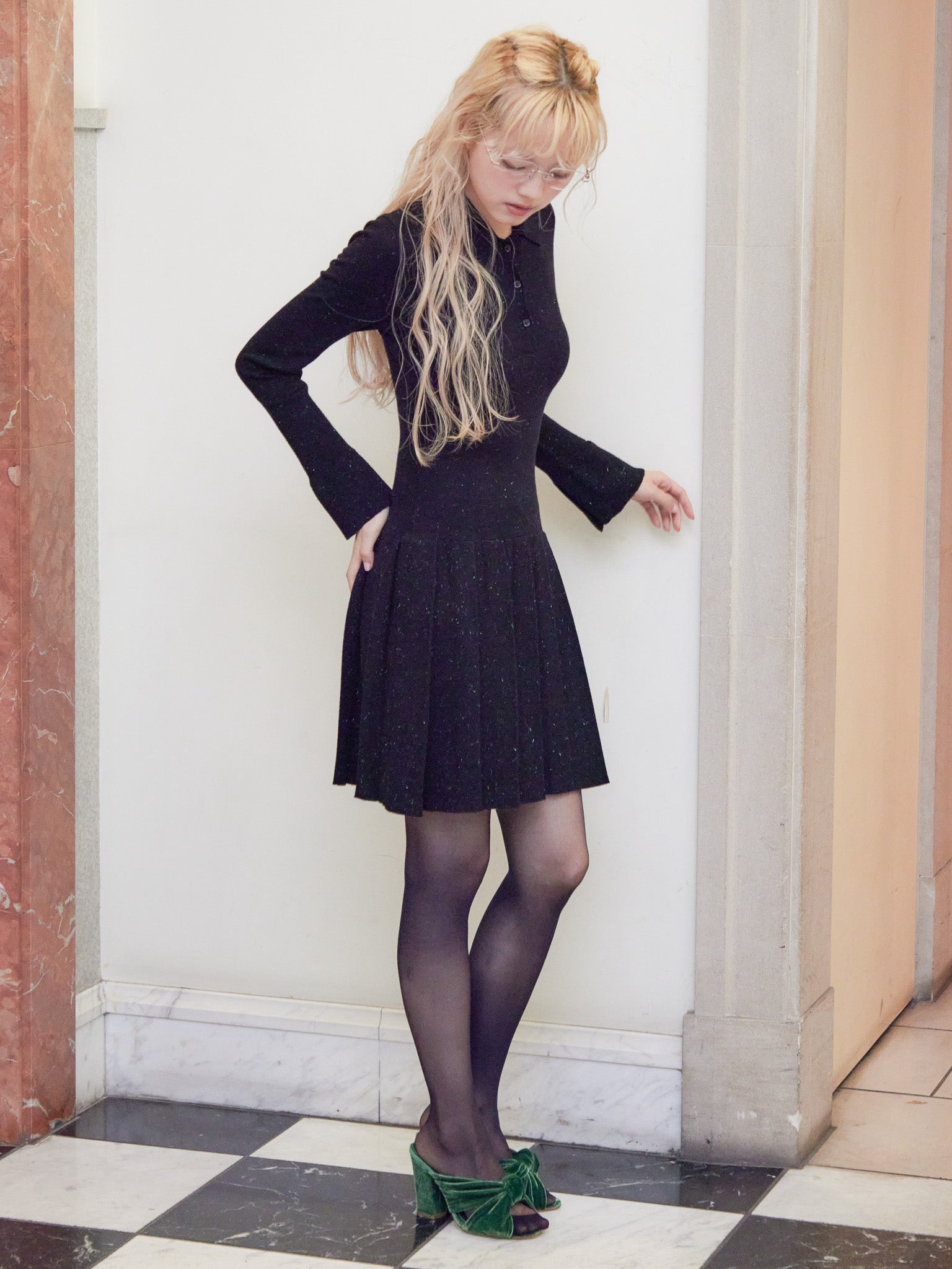 Low waist pleated glitter knit dress ブラック size:M model:163cm MINAMI