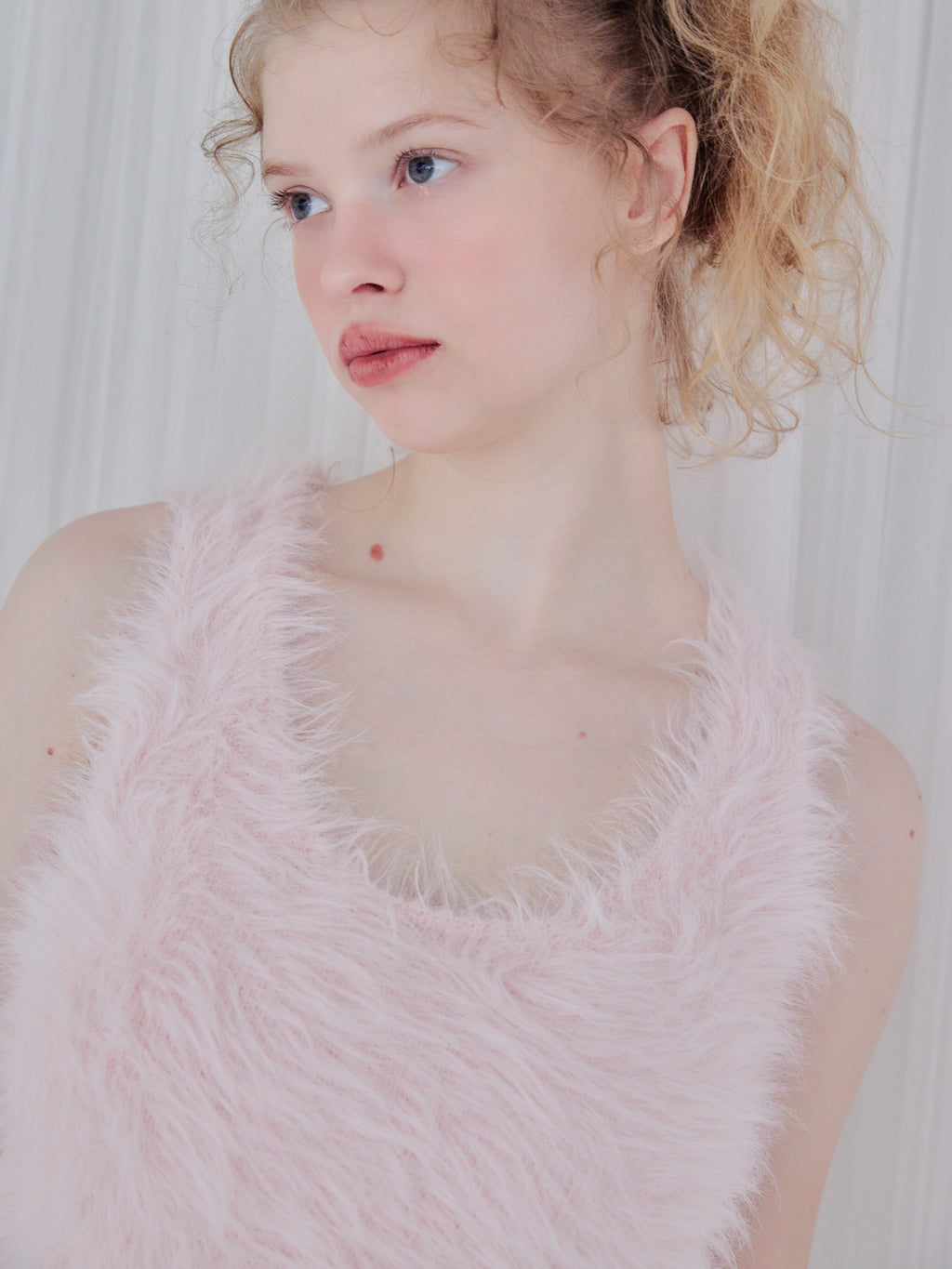 Back open shaggy knit tank top