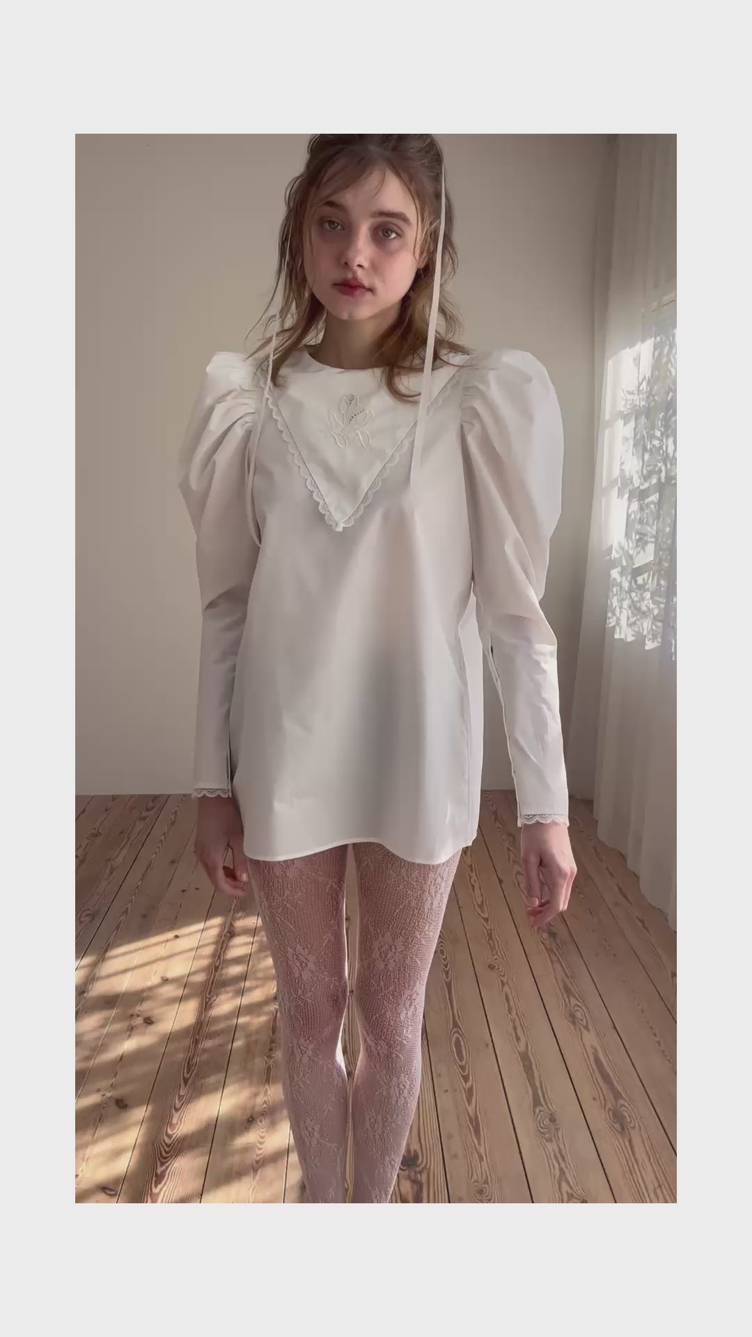 Tulip embroidered volume sleeve blouse