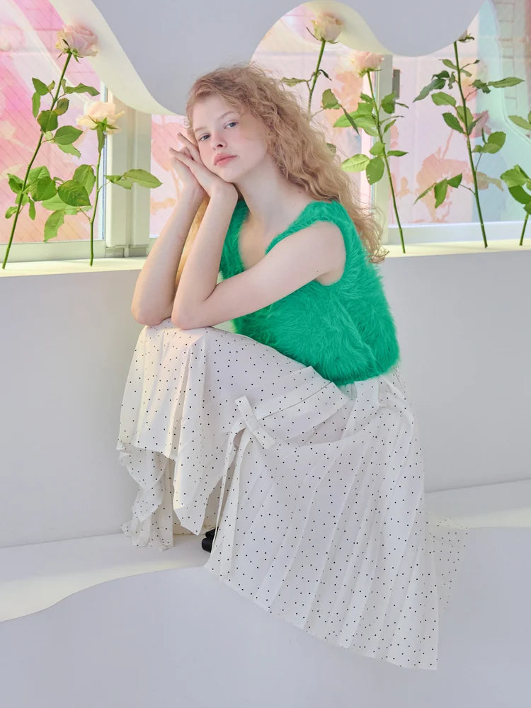 Ribbon slit pleated skirt look